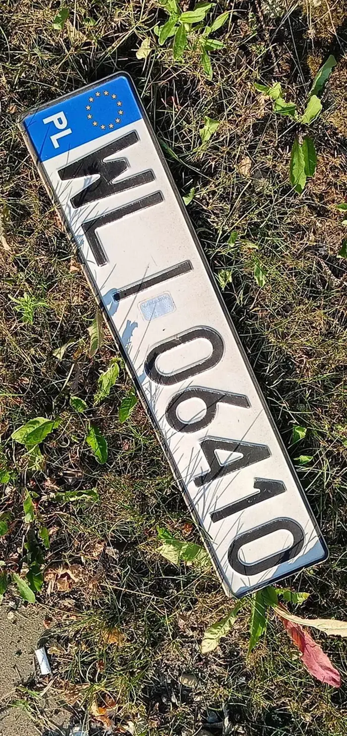 Kierowca tak zapierdalał że mu rejestracja odpadła