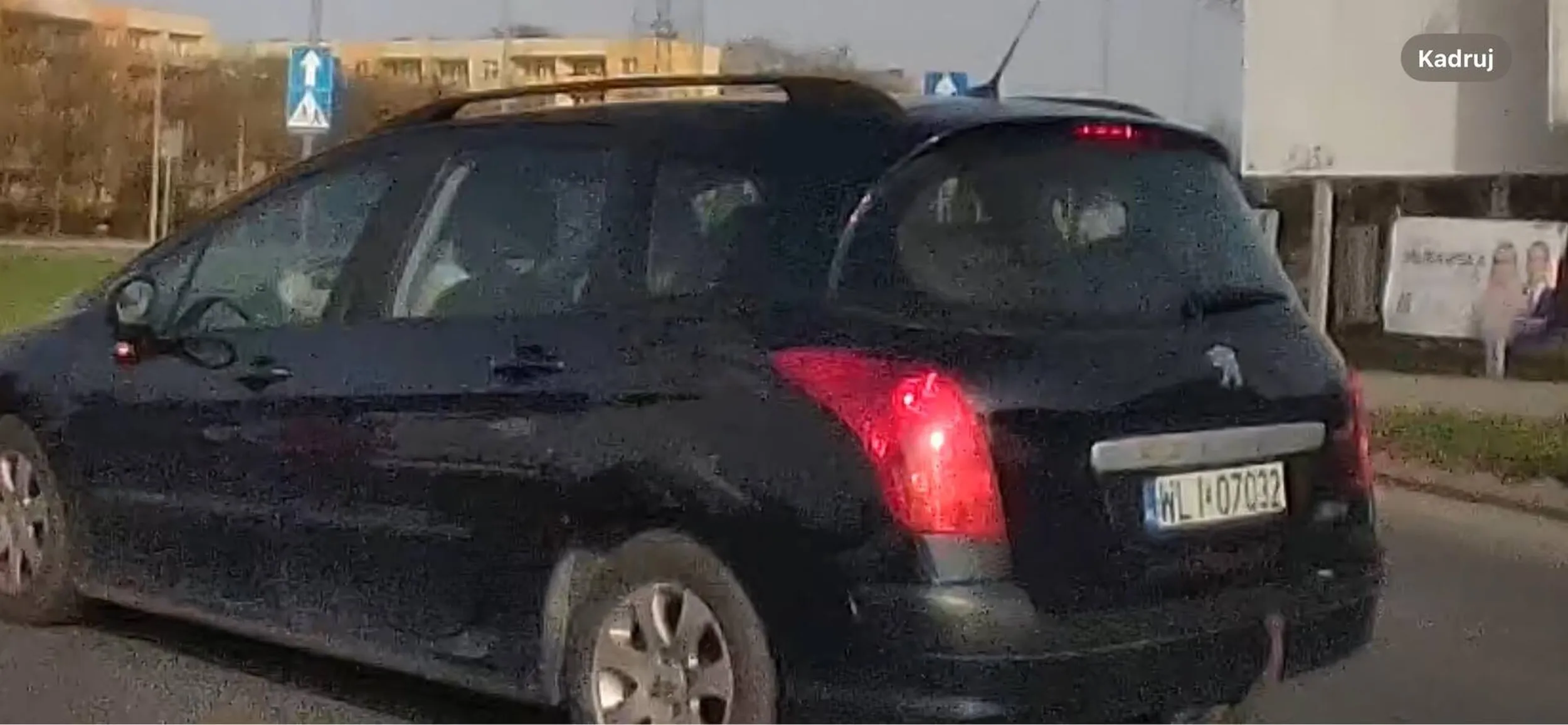 Baba za kierownica - dramat. zatrzymała się na środku ronda na prawym prasie blokując przejazd a potem na lewym pasie wjeżdżając przed samochód innym uczestnikom.