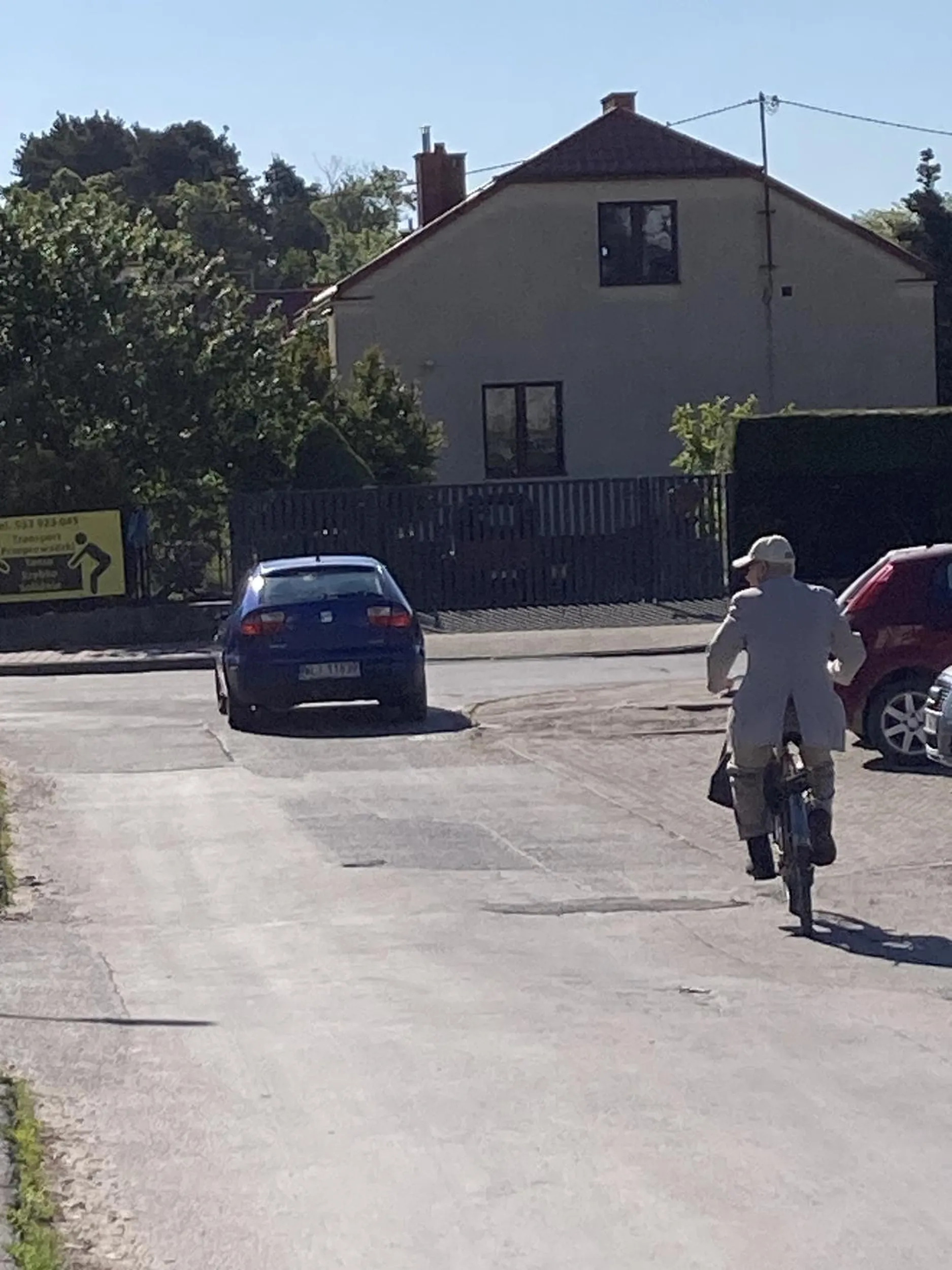 Pionki, pani wyjeżdżając z parkingu Urzędu Pracy skręciła w prawo tym samy poruszała się po drodze jadąc pod prąd. Zapukałem w szybę, nie zareagowała jadąc dalej pod prąd. Całość miała miejsce 17.05.2024 o godzinie 8:31