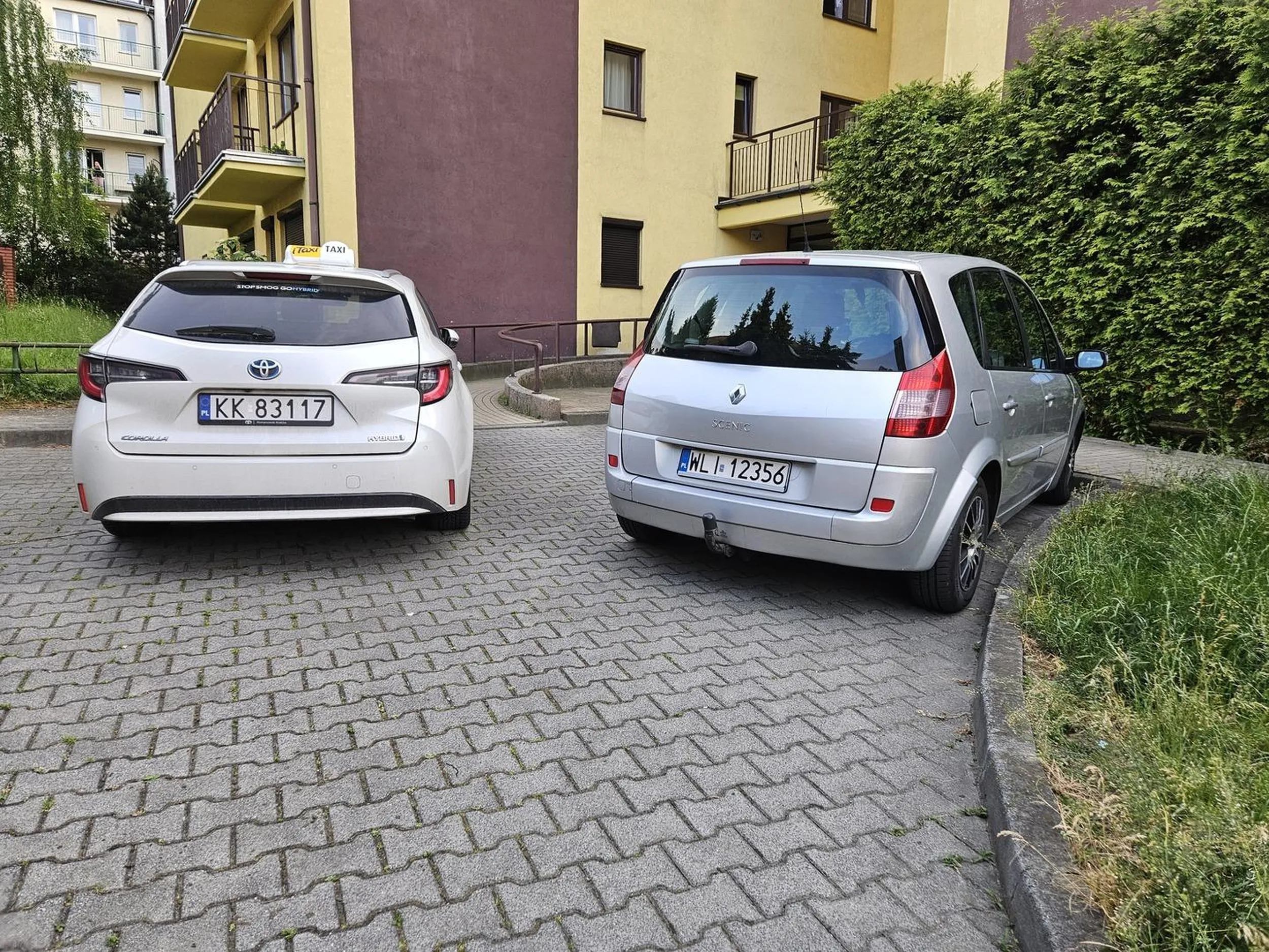 Ciekawe, jak do tej rampy dojedzie osoba na wózku. Poza tym samochód stoi poza miejscem wyznaczonym (strefa ruchu)