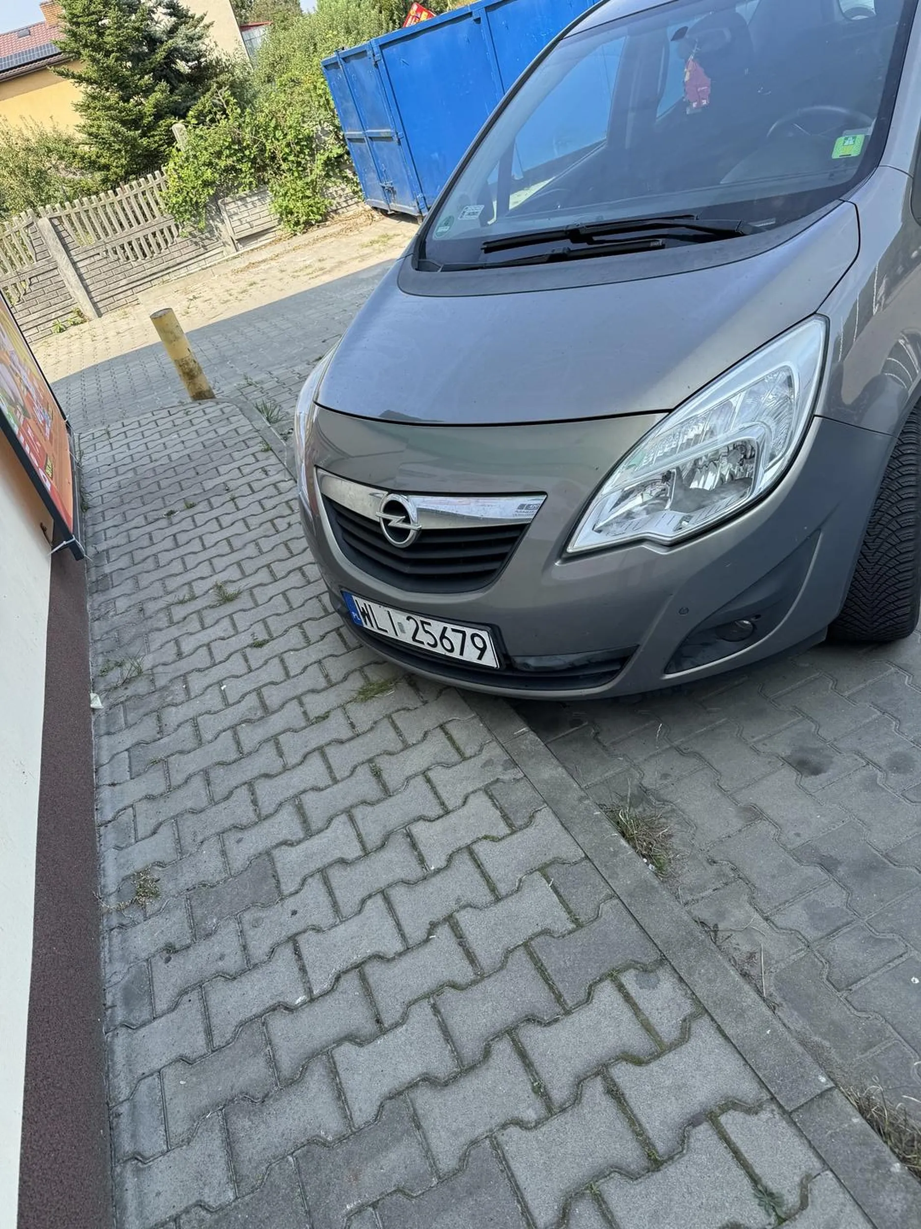 Tylko tępe dzidy tak potrafią parkować. Miejsce dla trzech samochodów zajmuje jeden opelek.