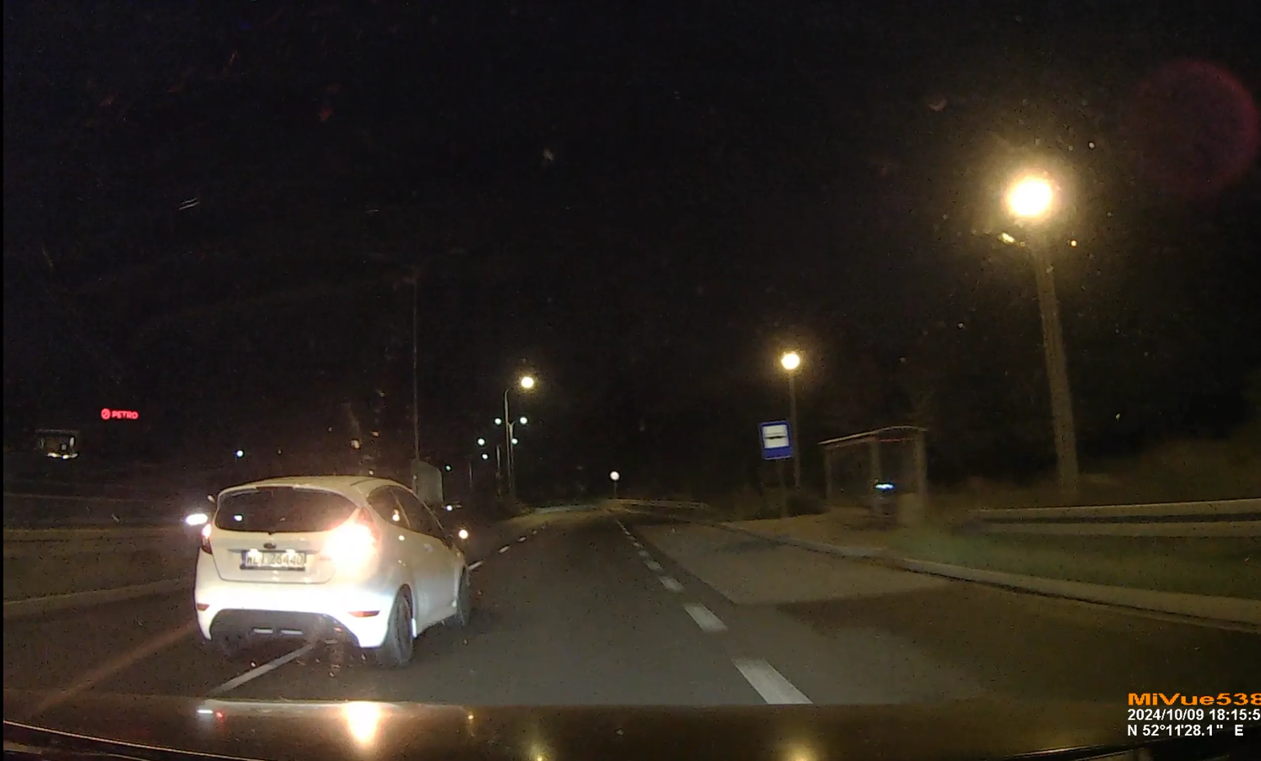 Nie patrzy w lusterka, zjeżdża tuż przed wyprzedzający go pojazd