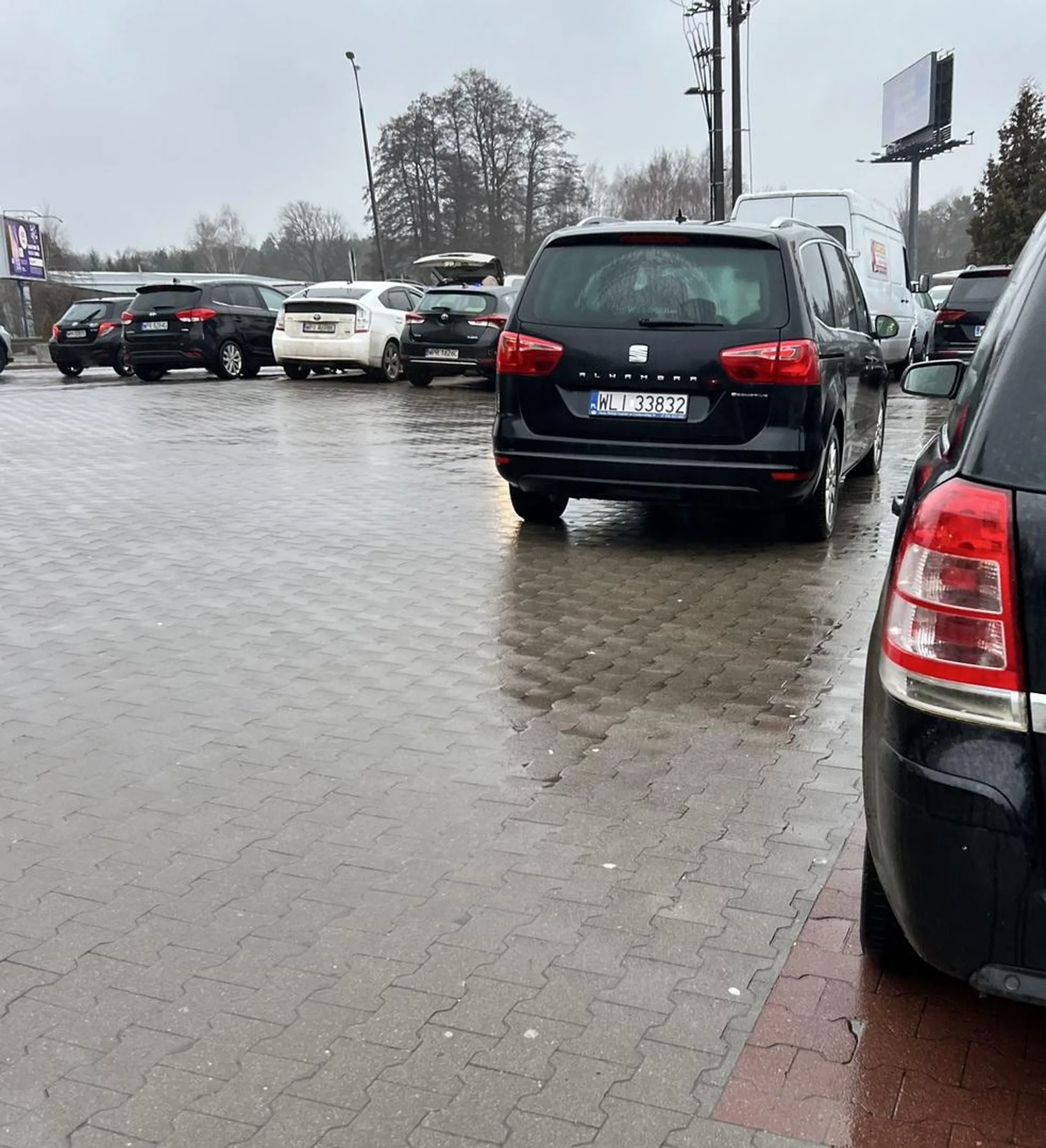 Ameba parkingowa, miejsca do parkowania nie są wyznaczone przypadkowo, są one po to aby zachować porządek i nie utrudniać przejazdu innym klientom sklepu. Pruszków, aleje Jerozolimskie 454