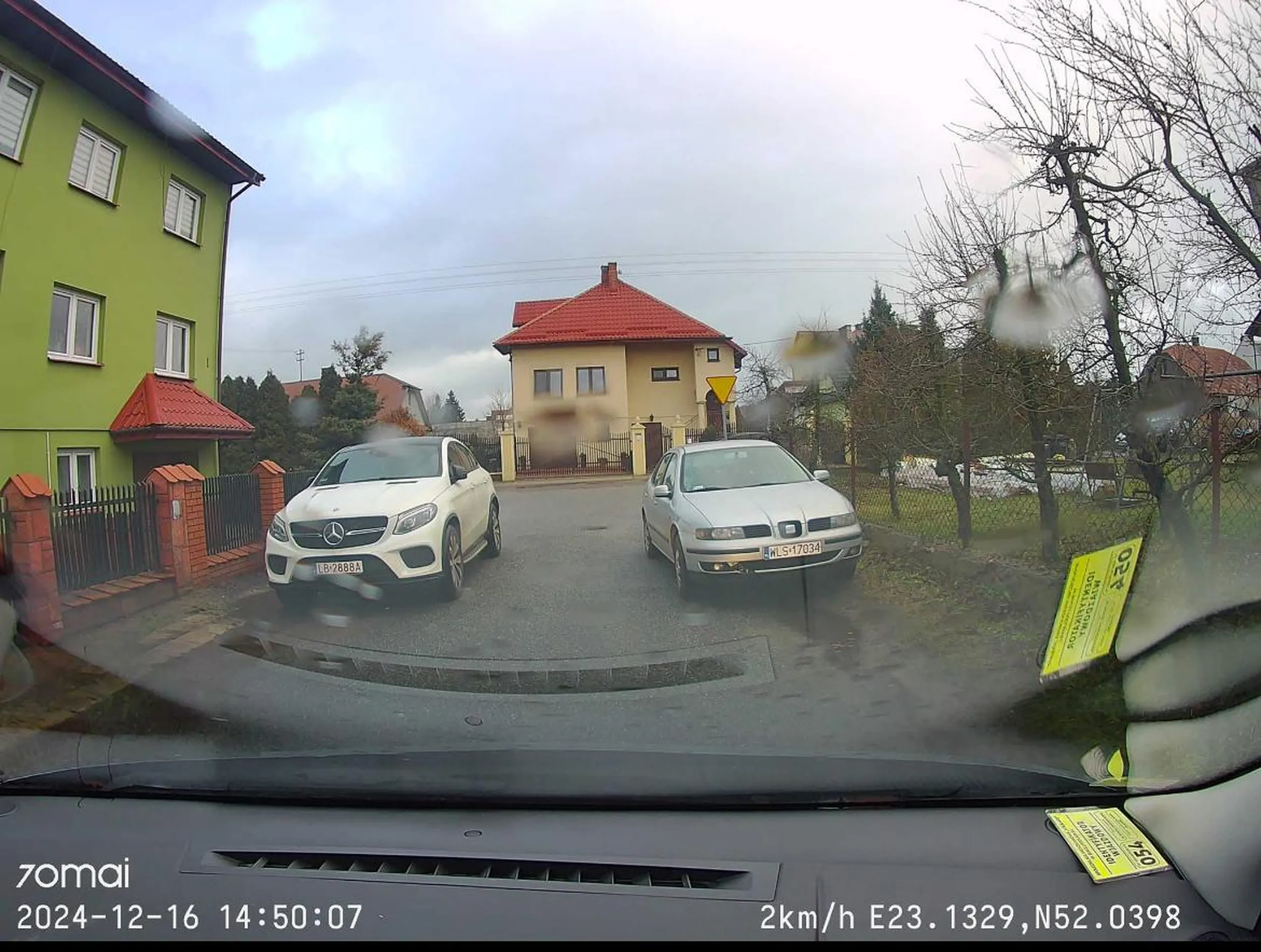 Staje pod prąd i blokuje wyjazd z ulicy