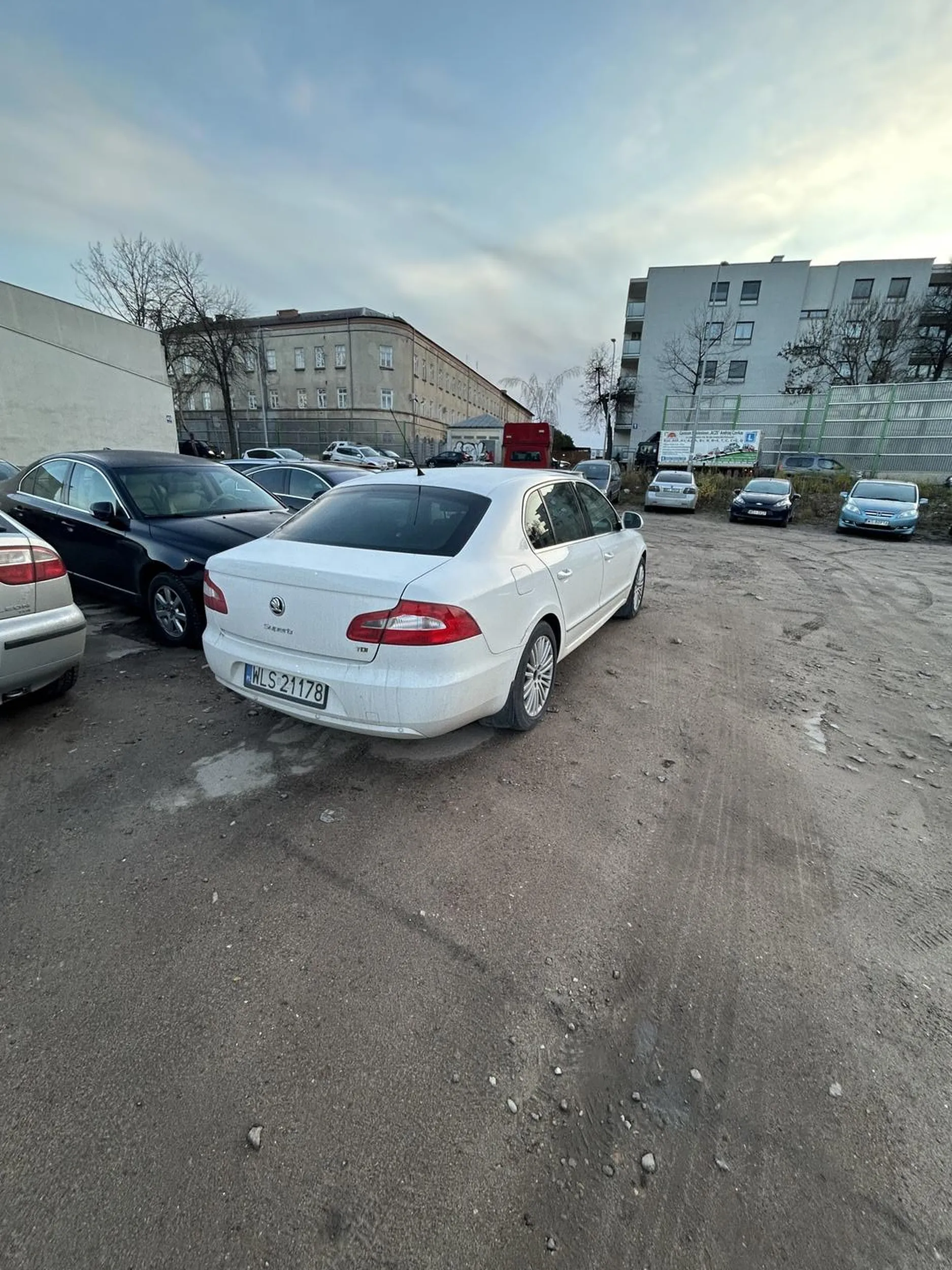 zastawia samochody na parkingu gdzie ktos ma glowe?