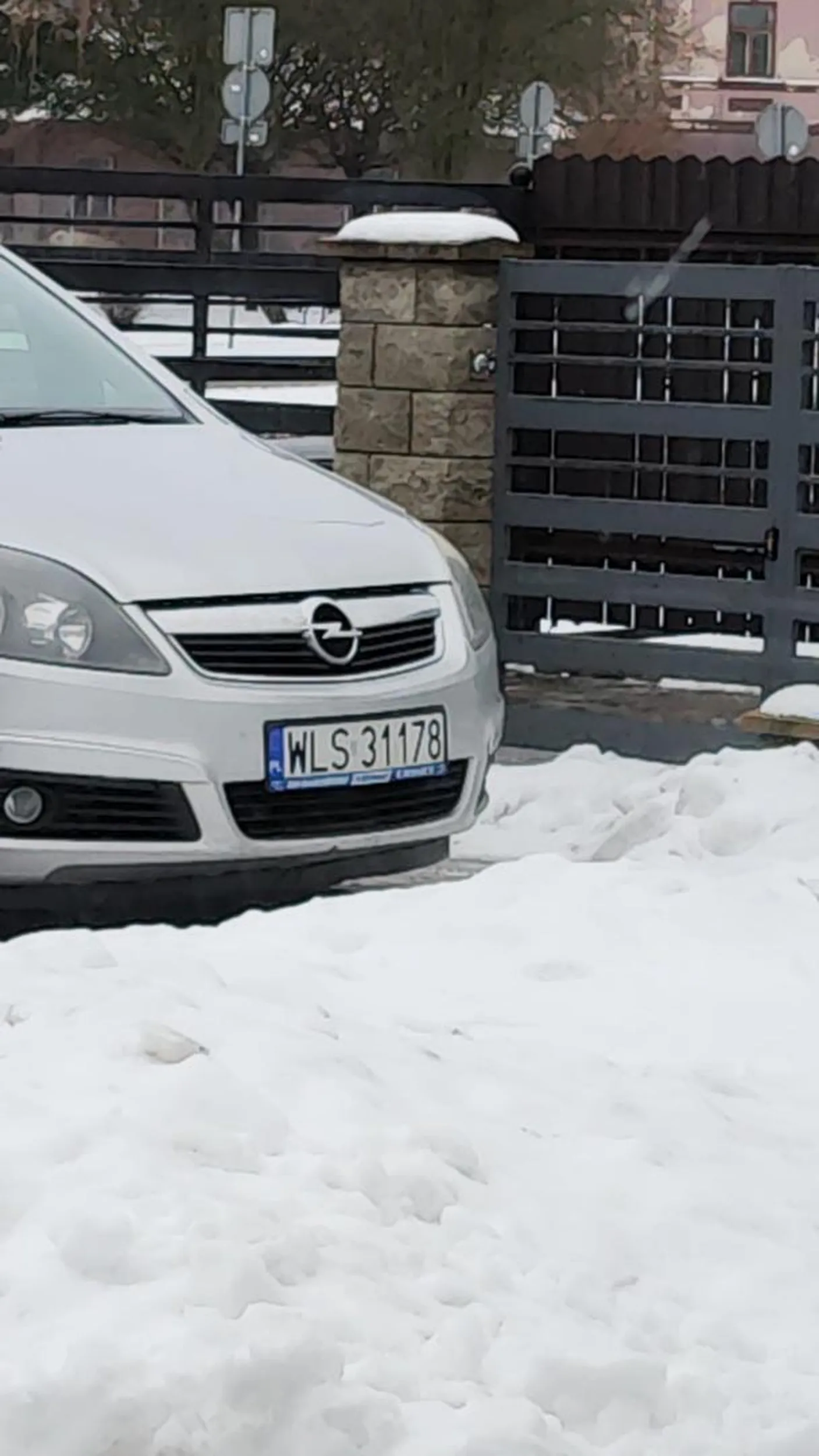 Rodzice nie reagują jak dzieciak pod restauracją, uderzał dłonią najpierw w maskę, później w szybę zaparkowanego obok auta.