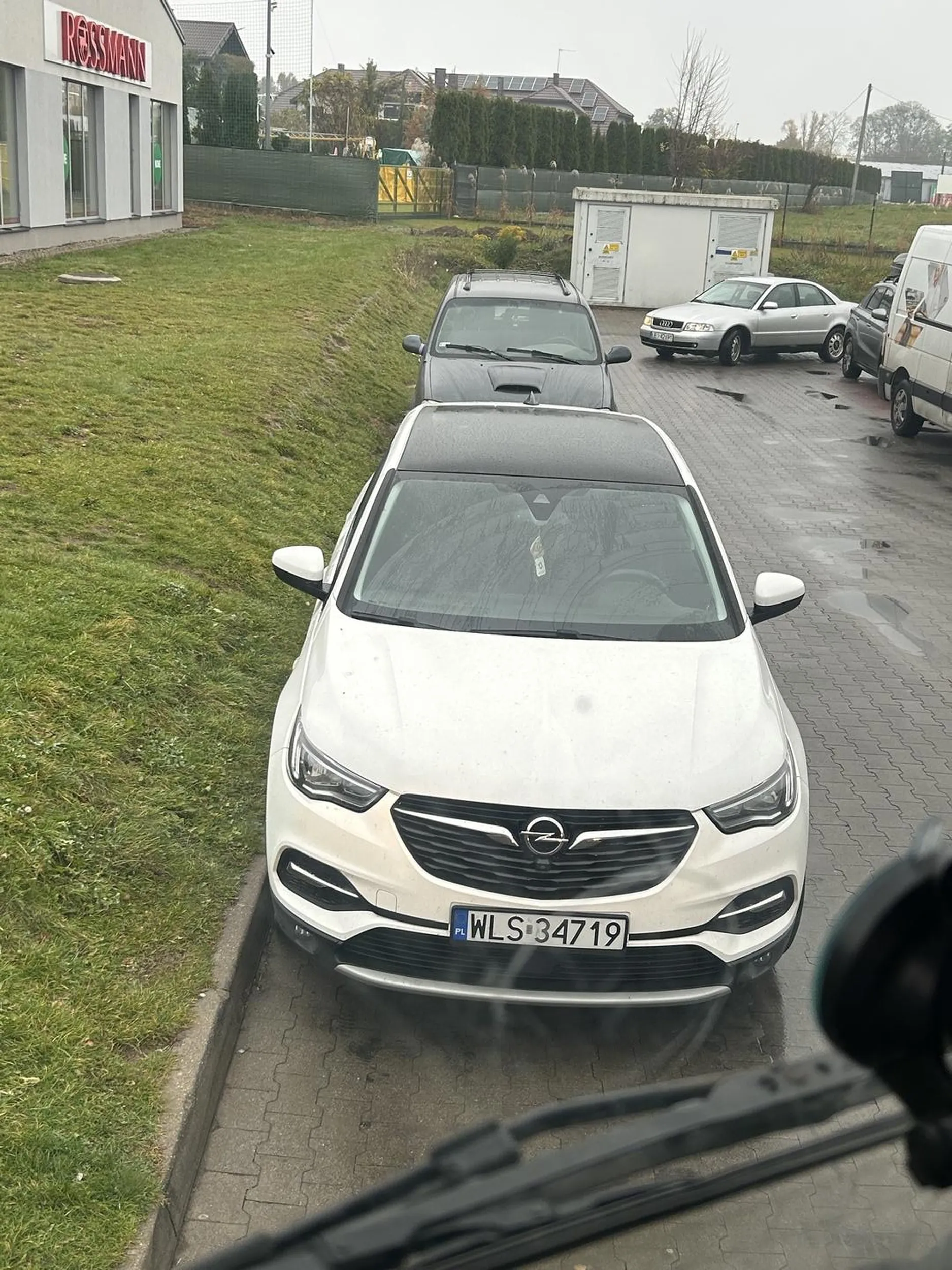 Pan/Pani nie potrafi zostawić auta na miejscu parkingowym. Najlepiej zastawić wjazd pod rampe dostawy towaru.