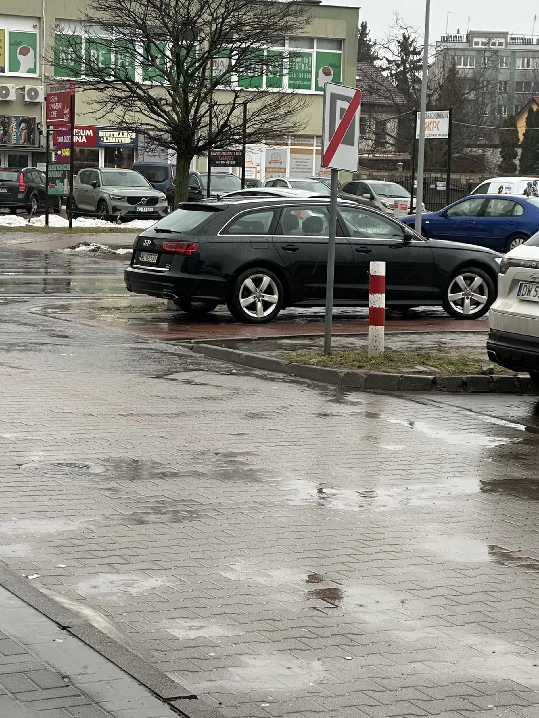 Trzeba być naprawdę imbecylem, żeby stanąć na chodniku i sobie pójść