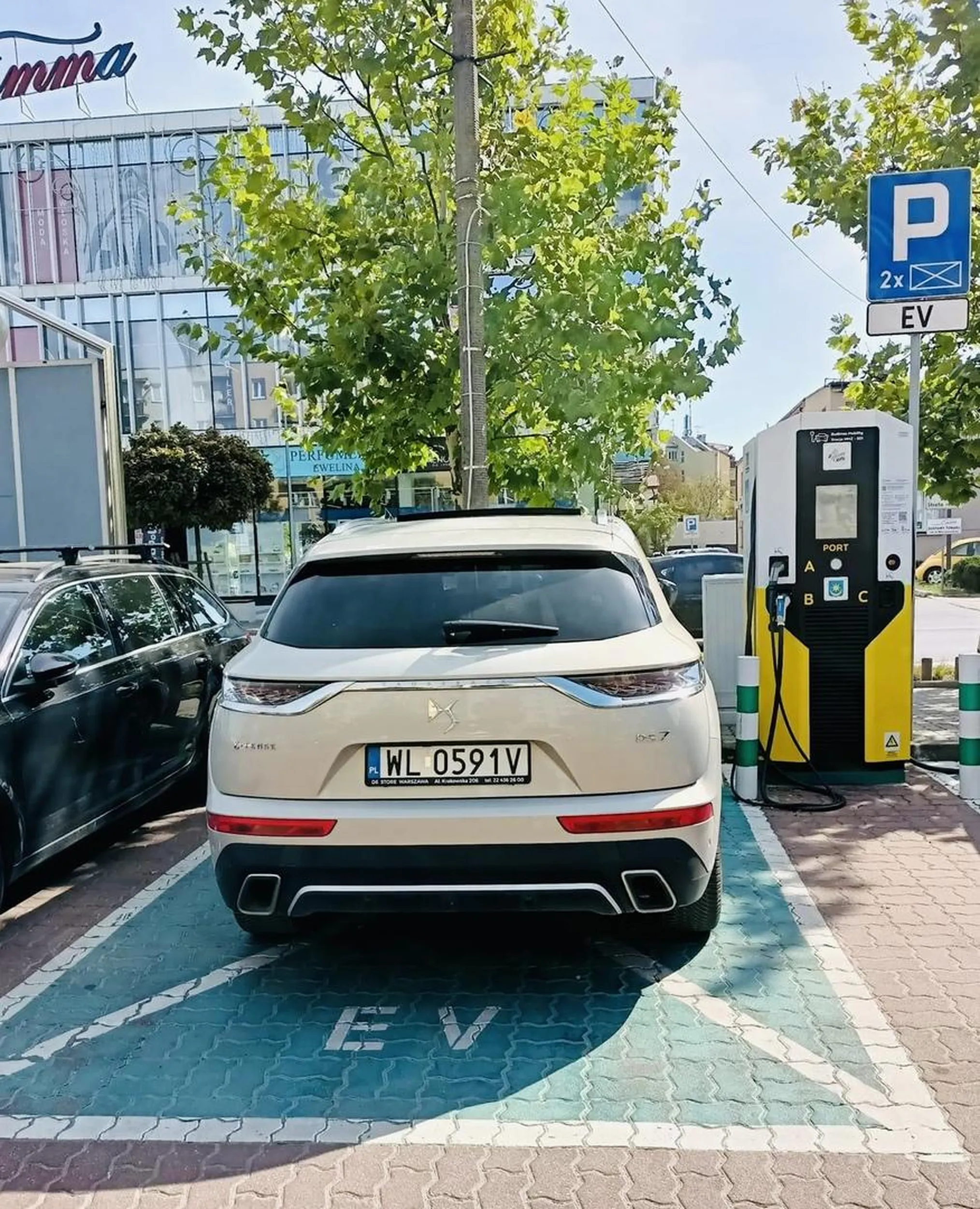 Idealny przykład jak nie parkować. Blokowanie miejsca pod ładowarką nie różni się niczym od pozostawienia auta pod dystrybutorem … na kilka godzin. Szczyt prost…