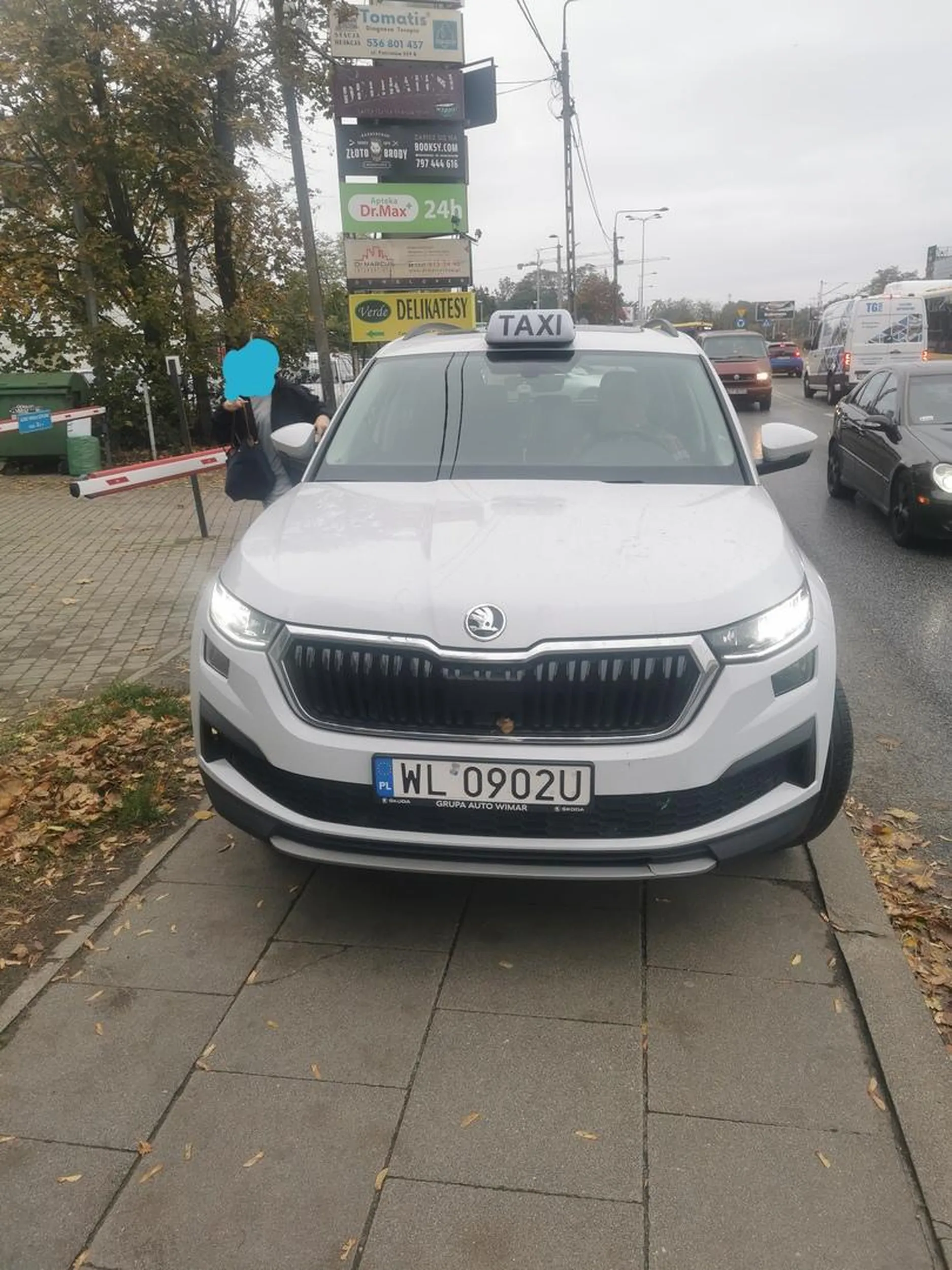 Nie ma że na chwilę, że wysadzę, wsadzę, poczekam. Chodnik to chodnik, dla pieszych a nie tymczasowy parking jak kierowca potrzebuje