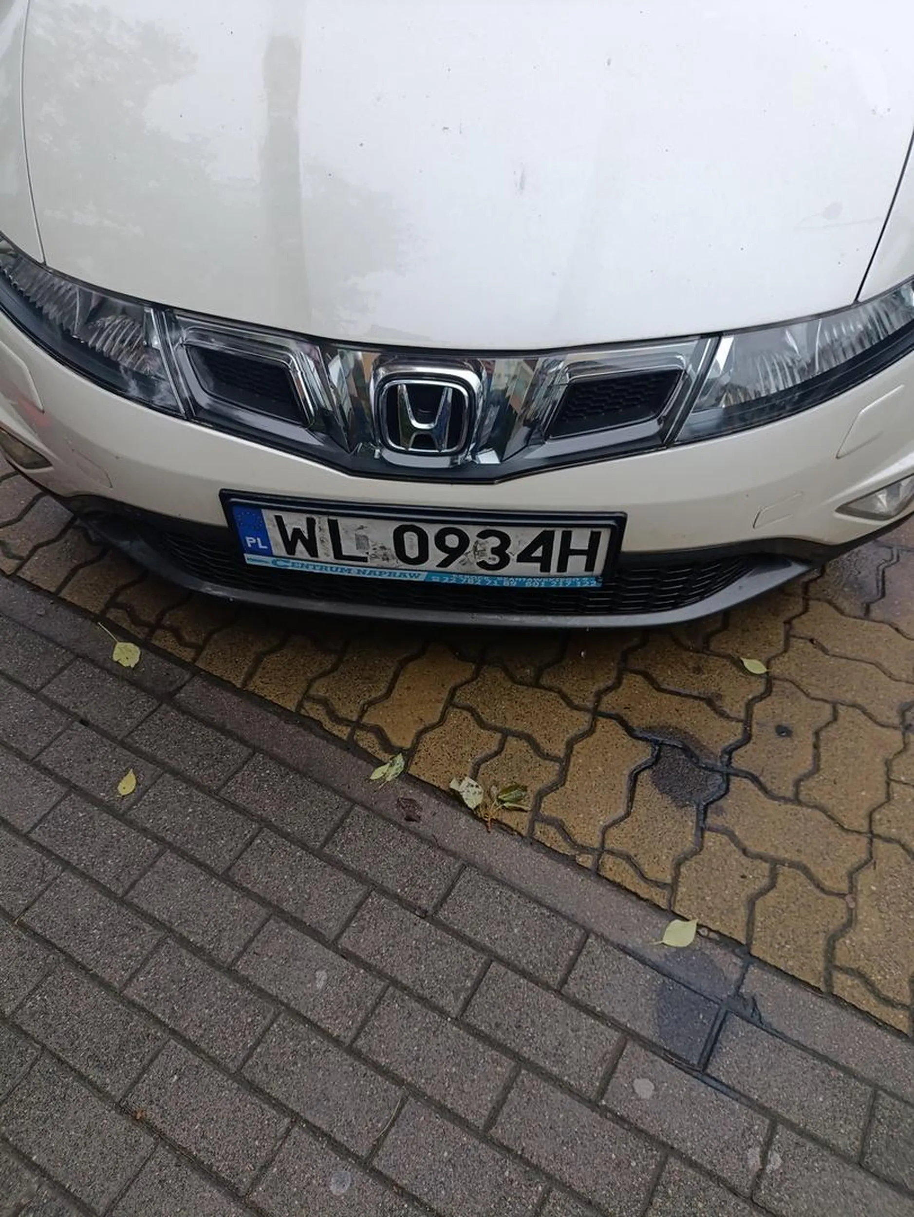 Tablica rejestracyjna z przodu jakby malowana, ogólnie dziwne