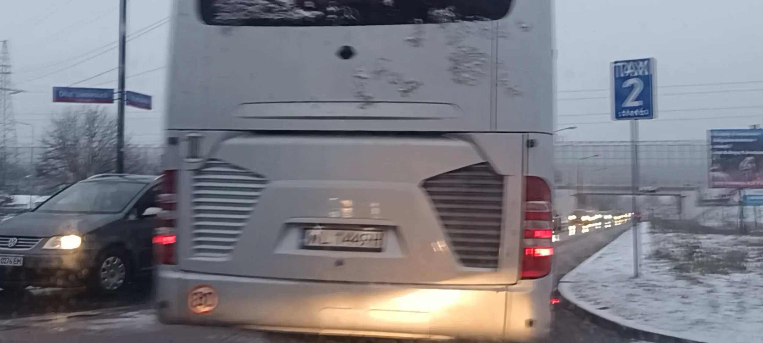 Bandyta drogowy wjeżdża na rondo wymuszając pierwszeństwo przejazdu i ucieka po kolizji.