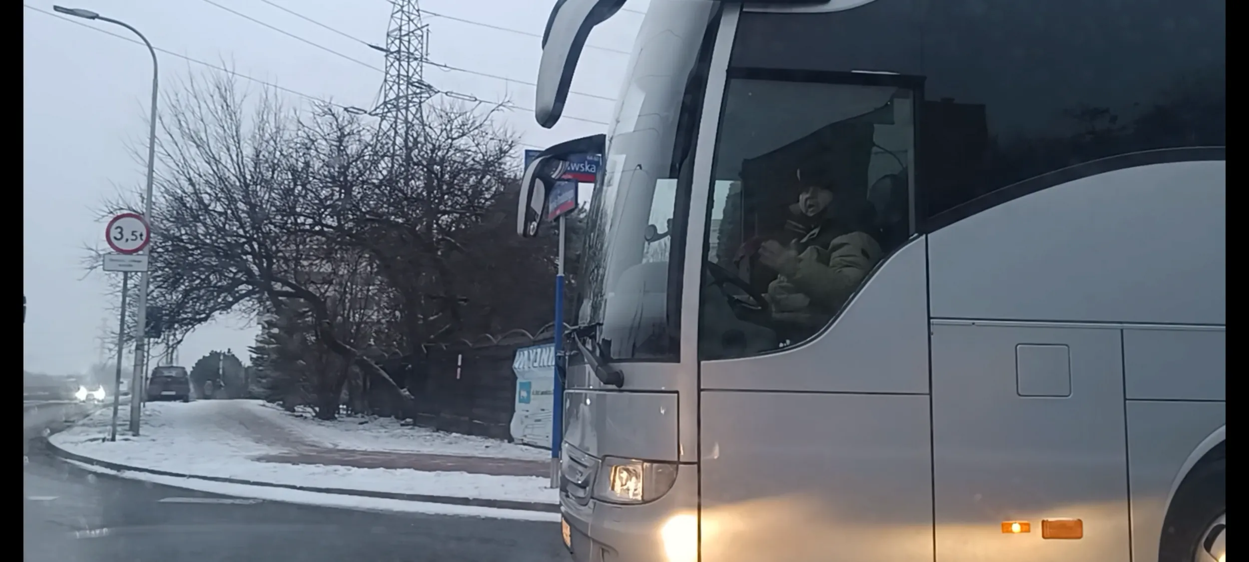 Bandyta drogowy wjeżdża na rondo wymuszając pierwszeństwo przejazdu i ucieka po kolizji.