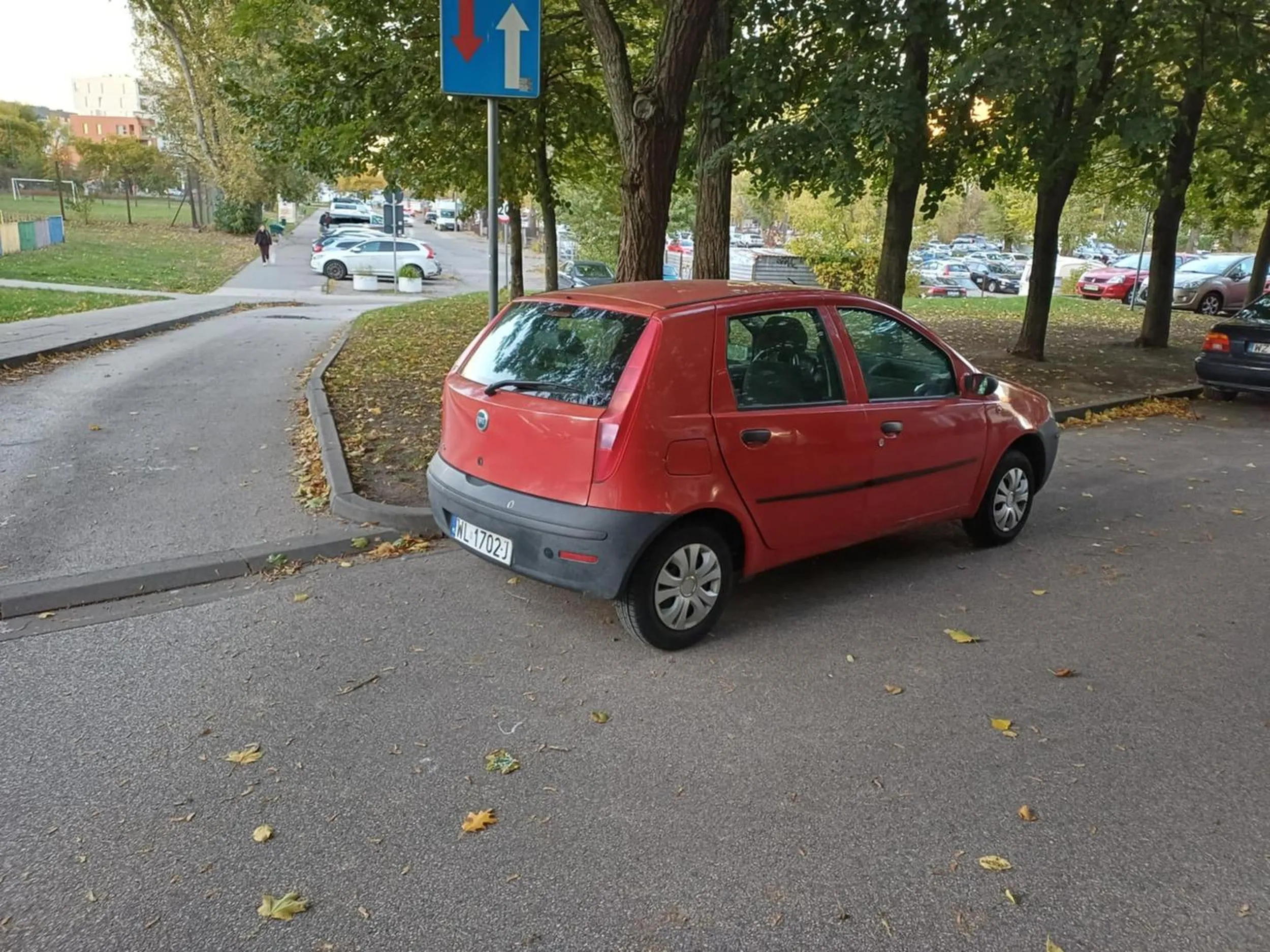 Elegancko utrudnia wyjazd z parkingu, trzeba po krawężniku żeby ominąć tego idiotę. WL to ogólnie klasa dla siebie.