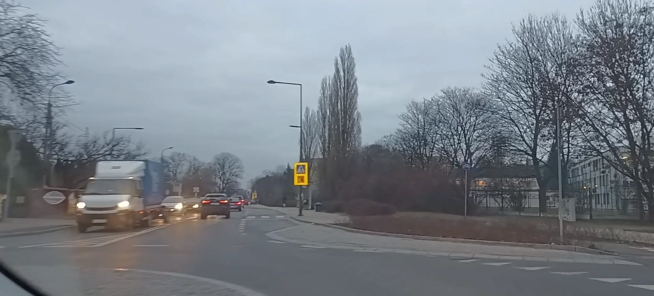 Pijak wjeżdża na rondo wymuszając pierwszeństwo. Prawie uszkodził mi auto, nie przeprosił, pokazał FAKA i uciekł z miejsca. Firma  TG PLUS - KOMPLEKSOWE SYSTEMY INŻYNIERSKIE. Nie korzystajcie z usług tej firmy, bo zatrudnia bandytów. A tego palucha FAKA to wsadź twojej teściowej w kakao, bandyto!