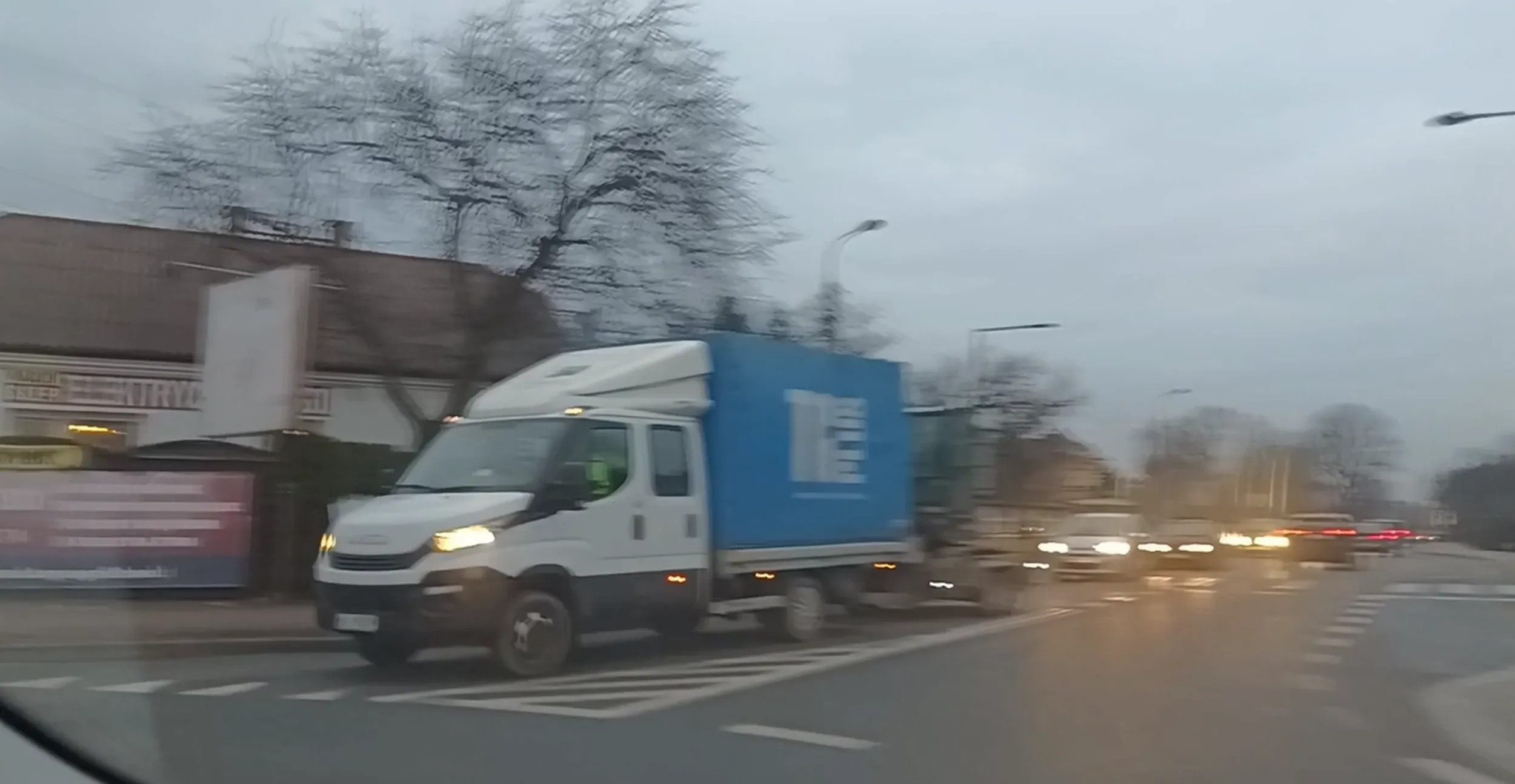 Pijak wjeżdża na rondo wymuszając pierwszeństwo. Prawie uszkodził mi auto, nie przeprosił, pokazał FAKA i uciekł z miejsca. Firma  TG PLUS - KOMPLEKSOWE SYSTEMY INŻYNIERSKIE. Nie korzystajcie z usług tej firmy, bo zatrudnia bandytów. A tego palucha FAKA to wsadź twojej teściowej w kakao, bandyto!