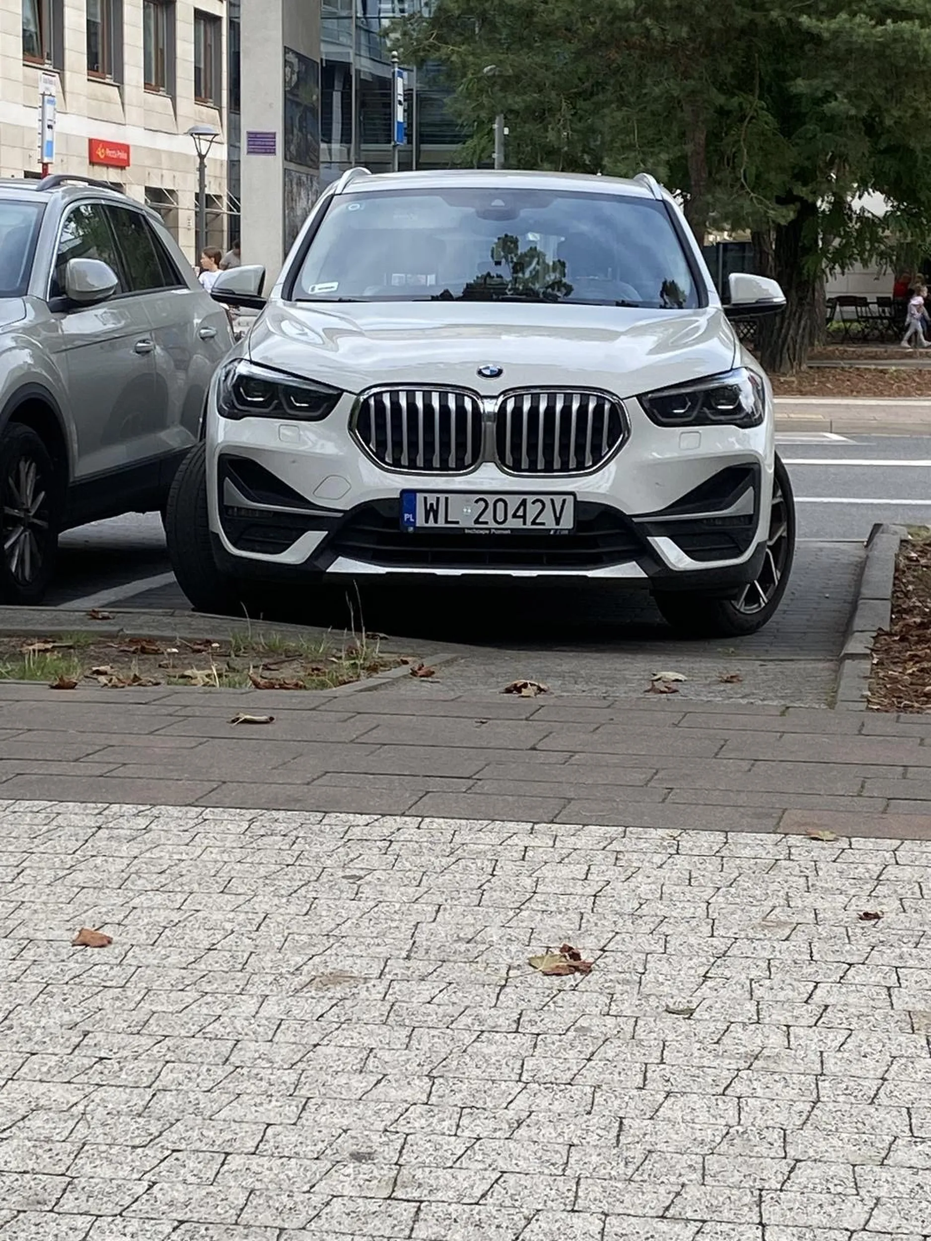 Parkuje tak cudownie że aż mi sie płakać zachciało. Prawo jazdy chyba robione w akademii pranków cheetos.