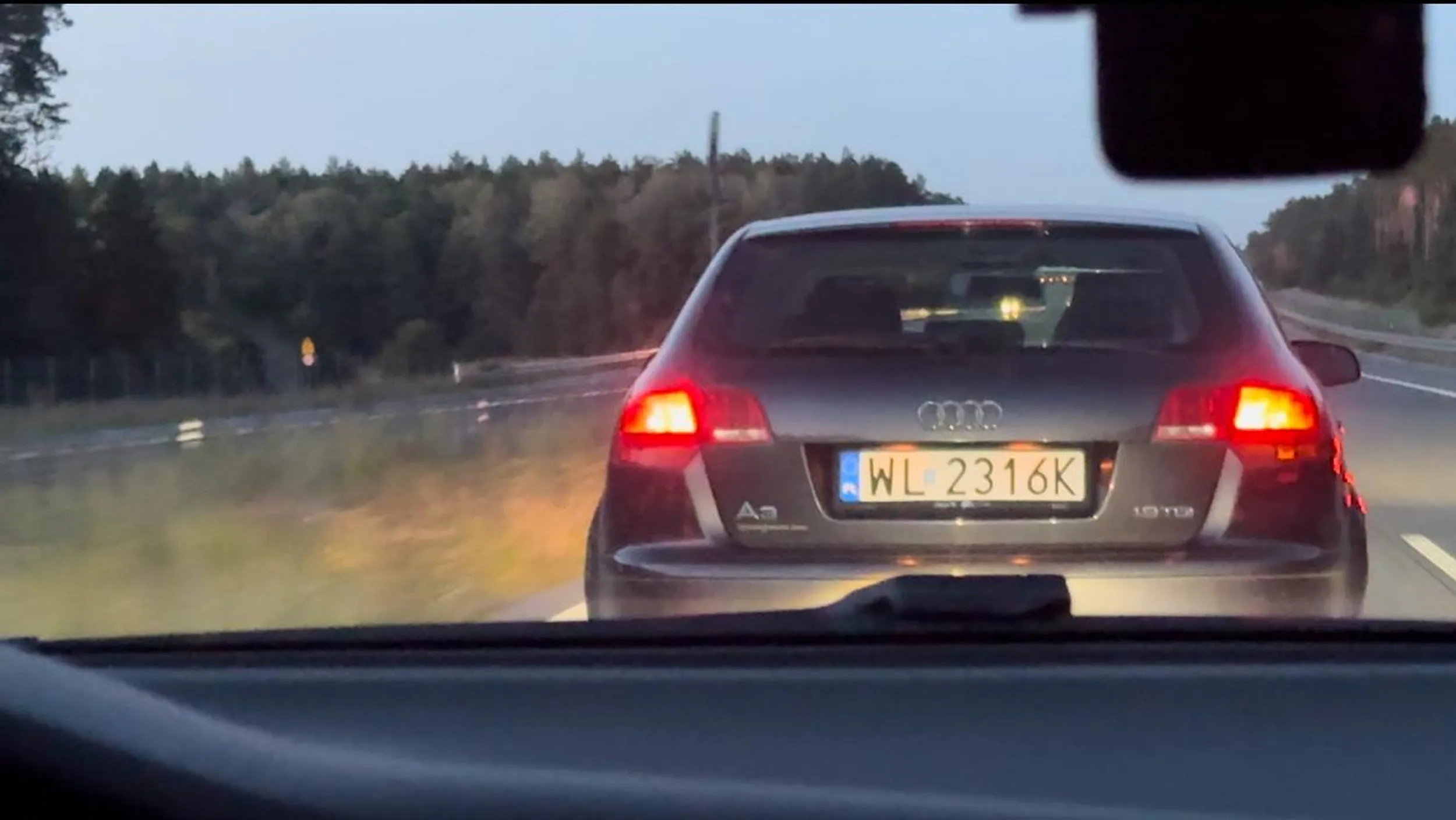 Kierowca blokuje lewy pas, dohamowuje, nie reaguje na sygnały świetlne, zajeżdża drogę.