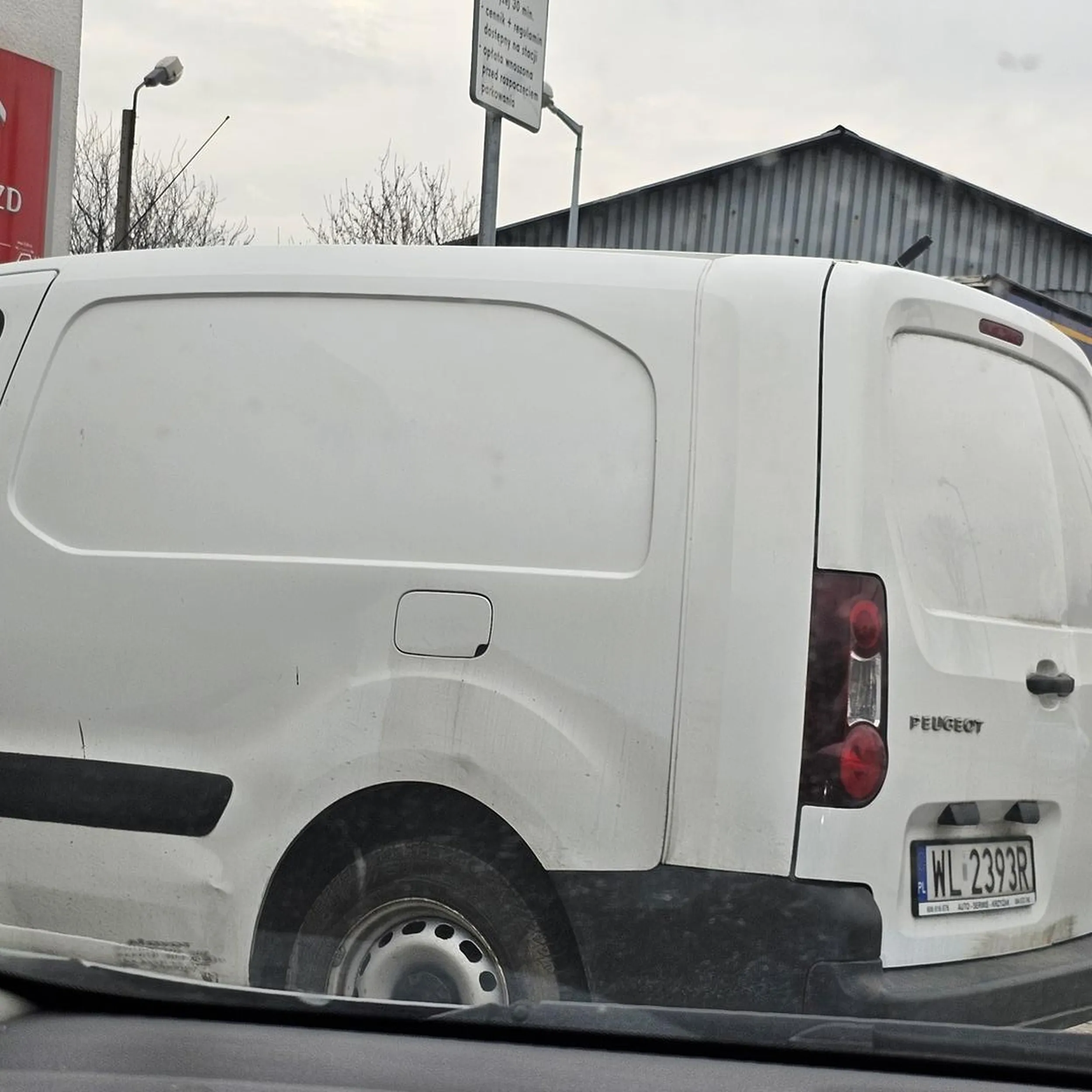 Gość zajmuje sobie miejsce do myjni po czym dopiero idzie kupić bilet (jakby coś miałem bilet i dopiero podjechałem na myjnię po jego kupieniu). Królewicz sobie musiał zająć kolejkę poszedł do kasy Po czym wrócił ponieważ nie pamiętał rejestracji swojego samochodu i musiał zrobić zdjęcie brawo...