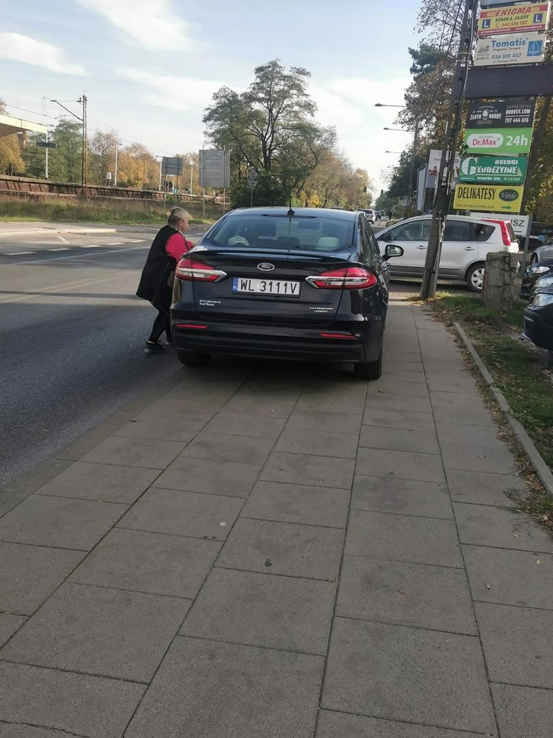 Babo, to jest chodnik. Chodnik jest dla pieszych. Nie jest tymczasowym parkingiem stworzonym dla twojej wygody.