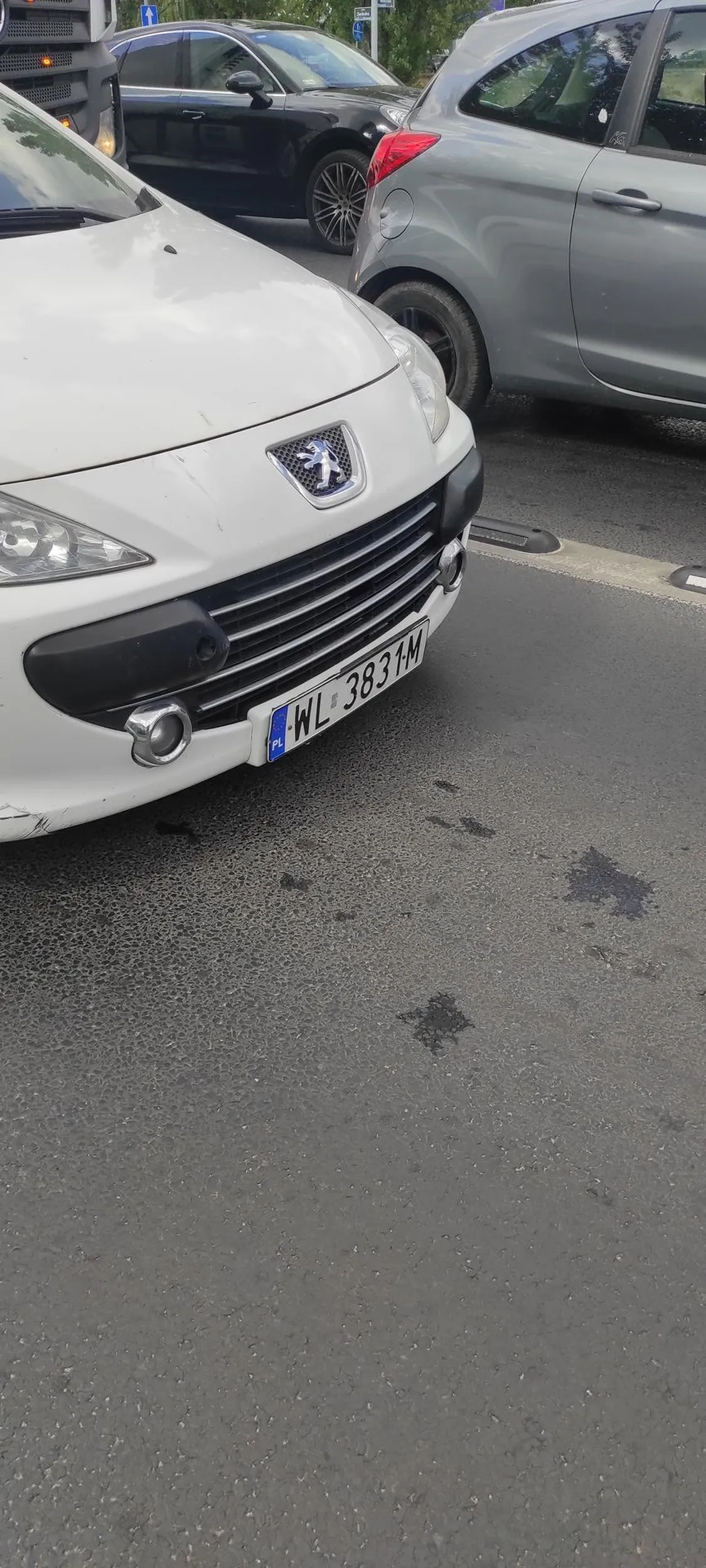 Pacan wjechał na przejście dla pieszych, dla których świeciło zielone bo miał strzałkę. Jak dostał ziębę to wyjął jakiś zabawkowy pistolet i próbował mi nim grozić xD