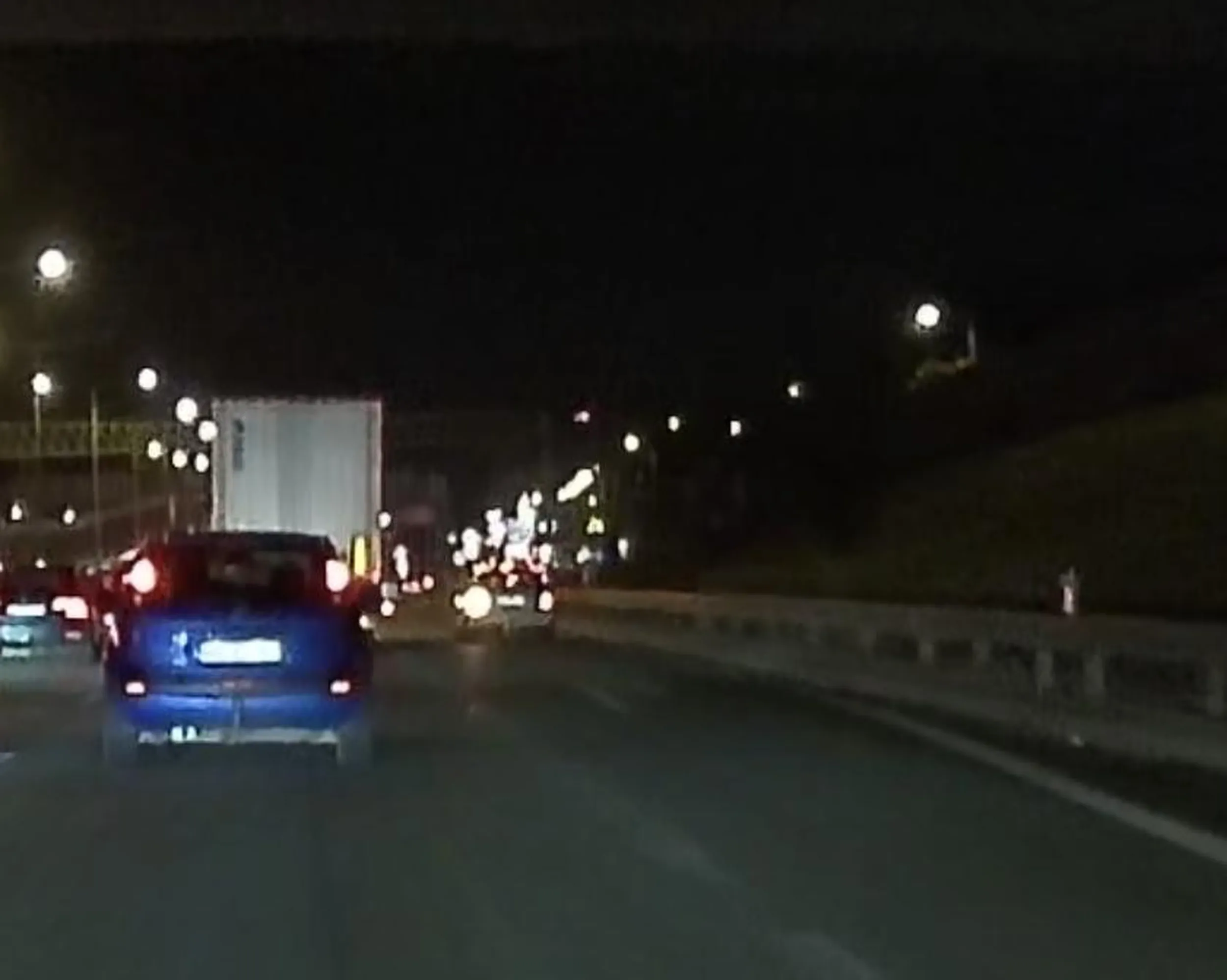 Dużo zaoszczędziłeś wyprzedzając pasem do zjazdu z trasy AK cwaniaczku?