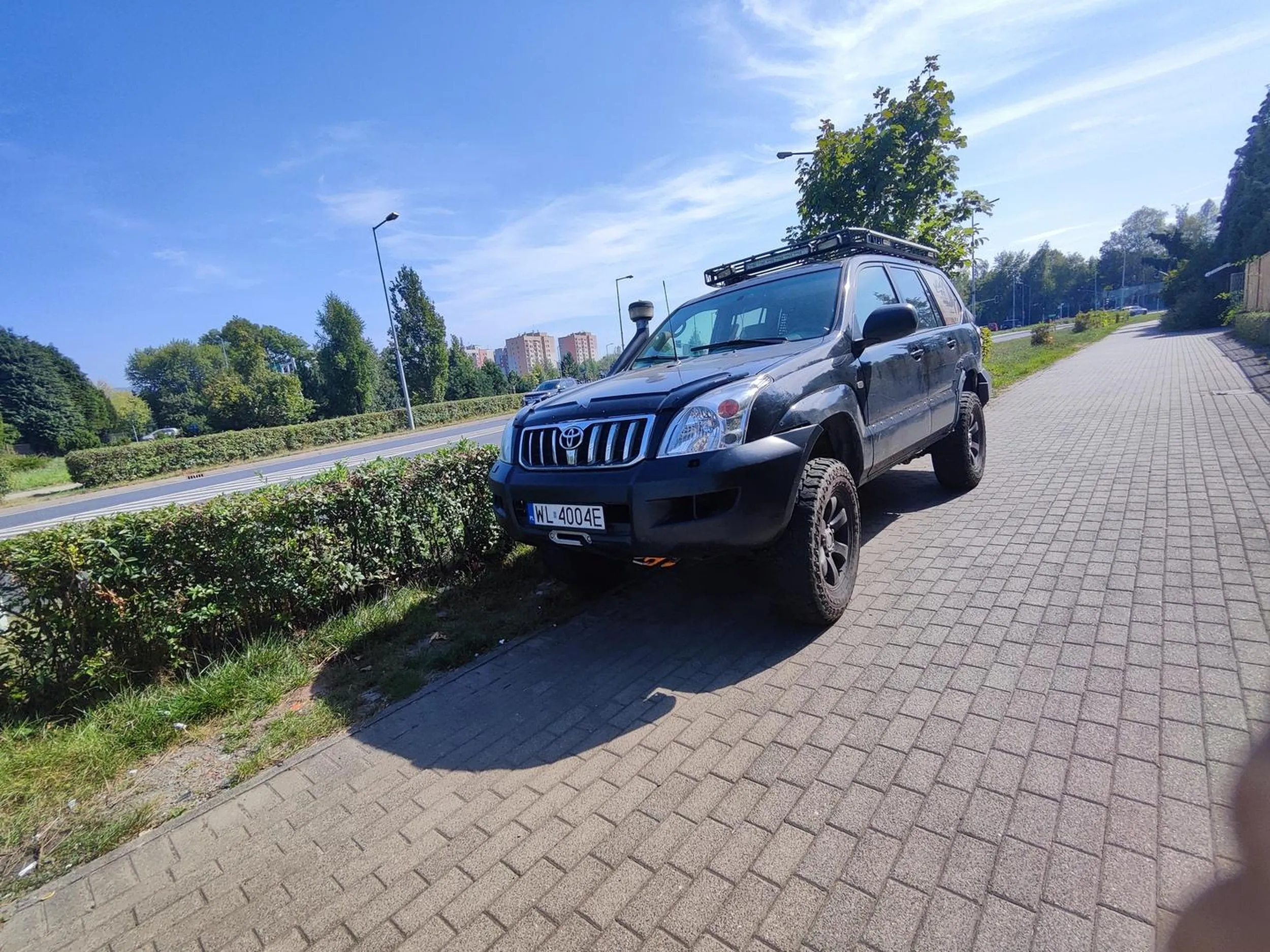 Kolejny, ktory chodnik i trawnik zamienił w miejsce parkingowe.