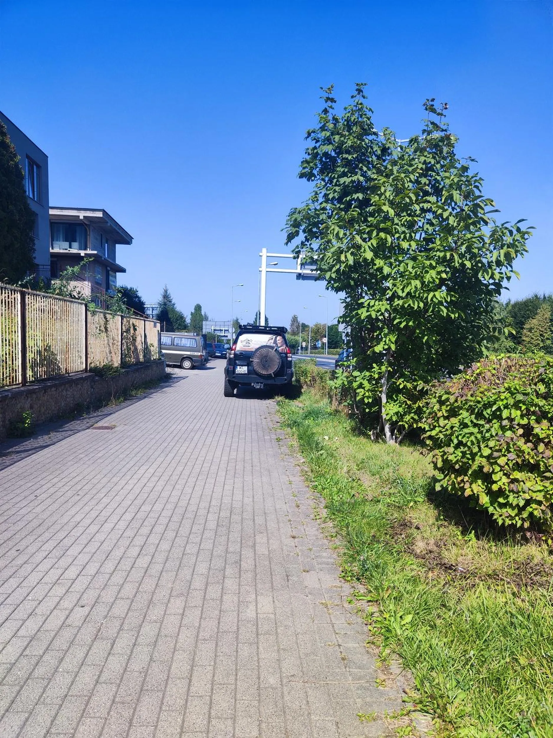 Kolejny, ktory chodnik i trawnik zamienił w miejsce parkingowe.