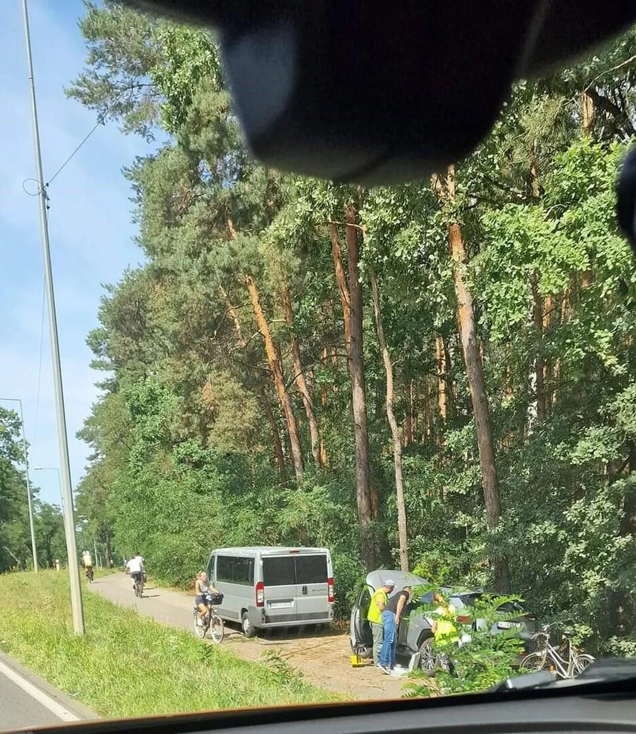 Na wstępie zacznę od możliwości błędu w numerze rejestracji gdyż na zdjęciu nie widzę dobrze a zapomniałem jaki był cały numer. ŚMIEĆ wjechał w rowerzystę bo wyprzedał na || podwójnej ciągłej. ZAKAZ PROWADZENIA DOŻYWOTNIO!