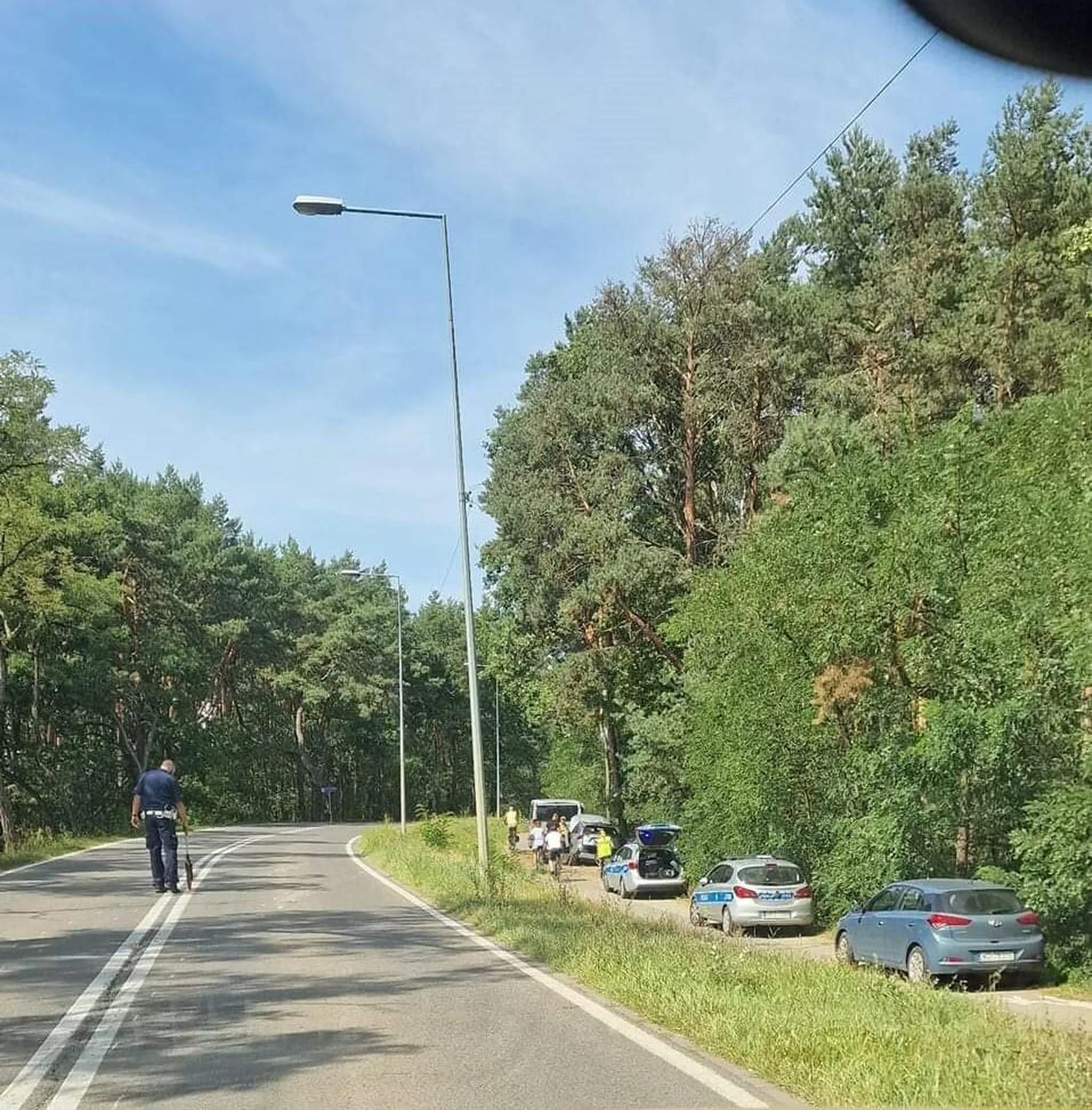 Na wstępie zacznę od możliwości błędu w numerze rejestracji gdyż na zdjęciu nie widzę dobrze a zapomniałem jaki był cały numer. ŚMIEĆ wjechał w rowerzystę bo wyprzedał na || podwójnej ciągłej. ZAKAZ PROWADZENIA DOŻYWOTNIO!