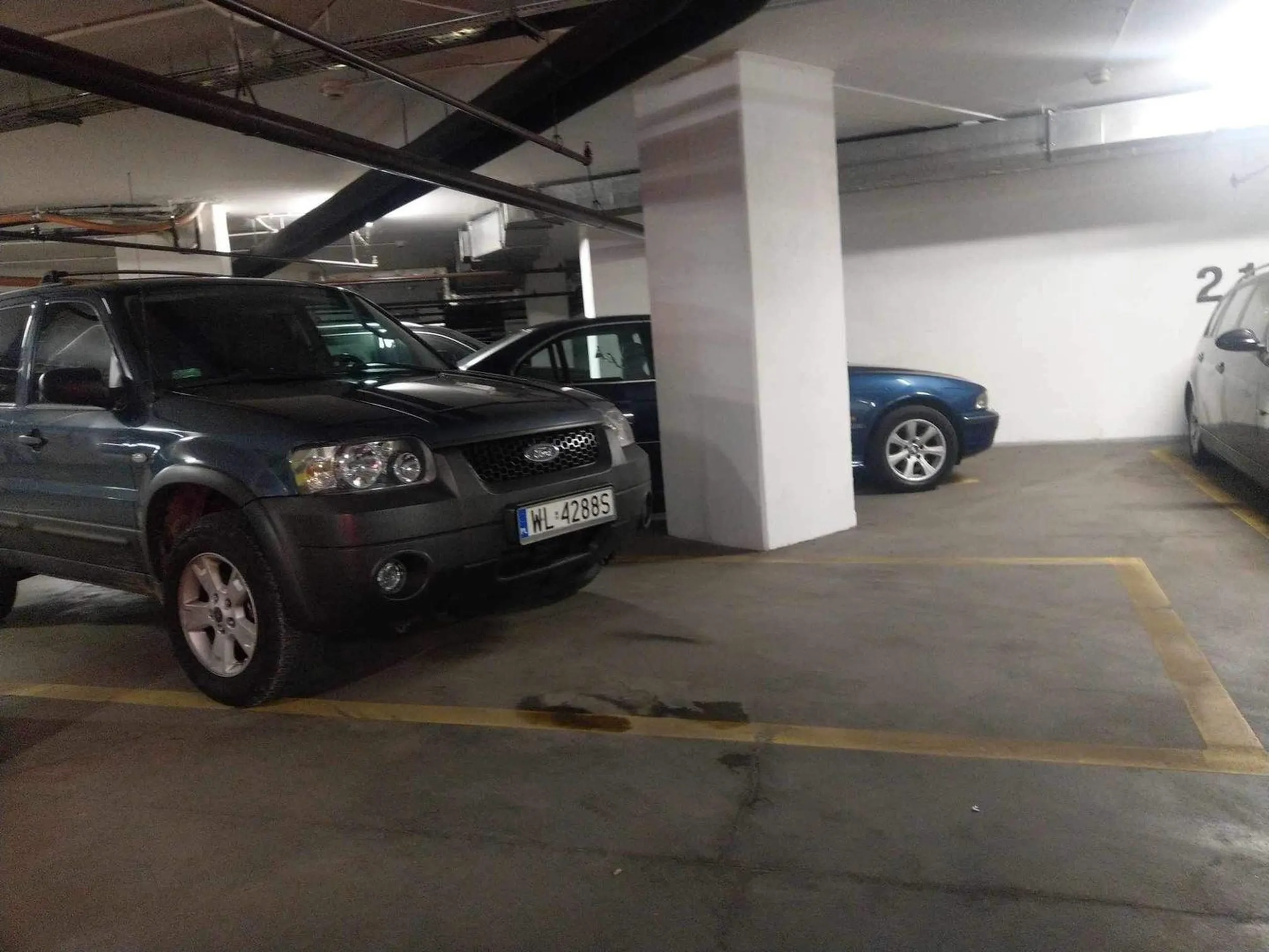 Zajmuje cudze miejsca parkingowe w bloku, zastawia inne.