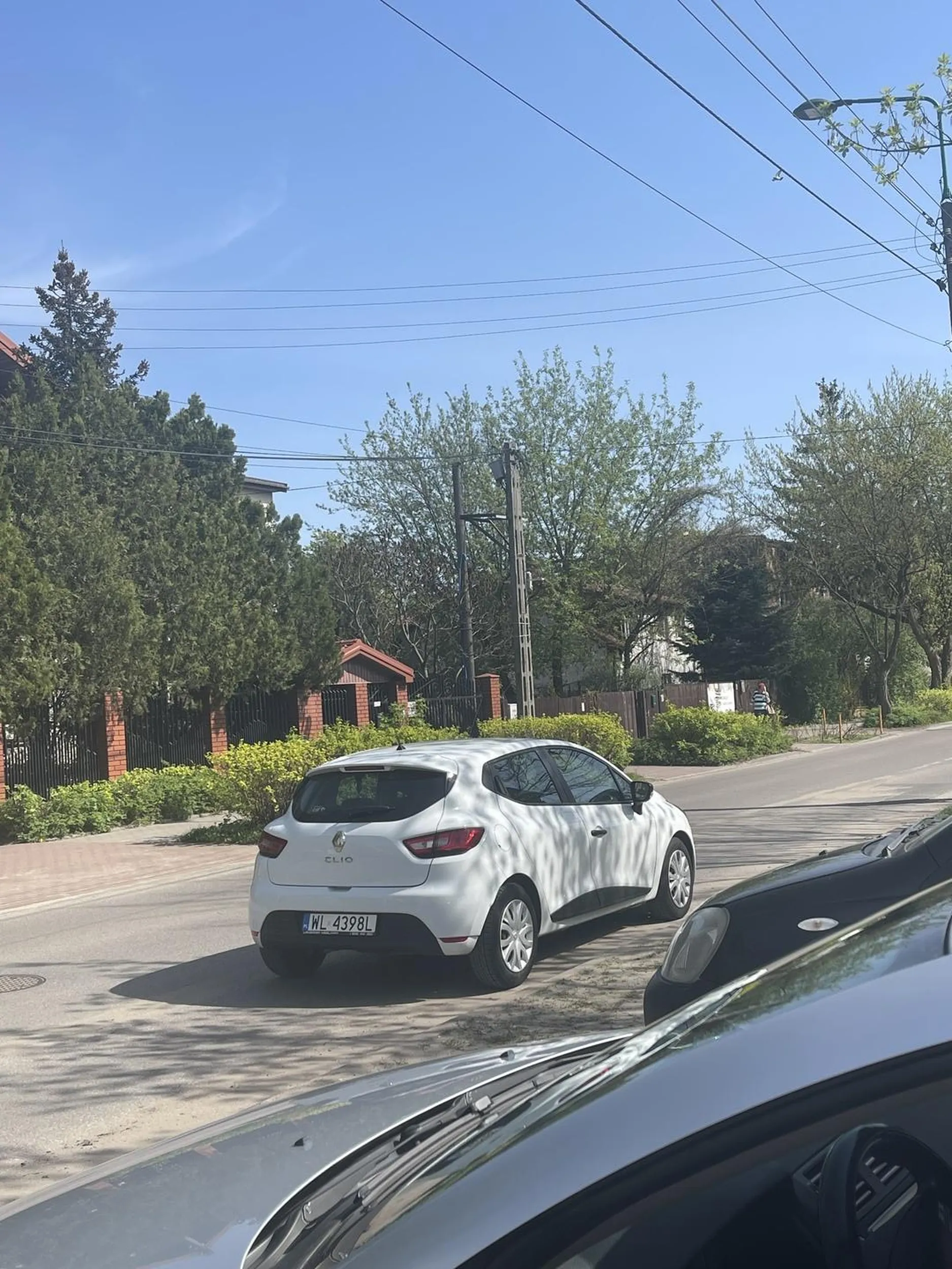 Kierowca stanął na środku ulicy blokując wyjazd z parkingu i przejazd pasem. Nawet nie włączył awaryjnych. Stoi od ponad 10 minut