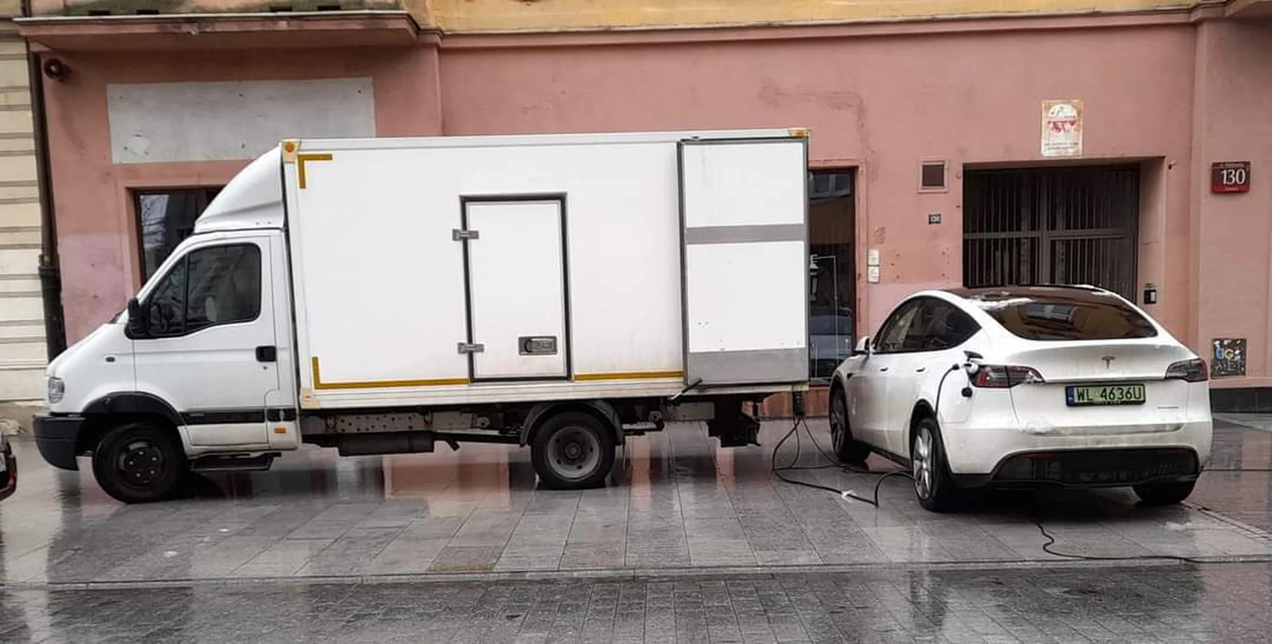 Co zatruwasz tym elektrośmieciem co już taki biedny że od porządnych ludzi jadących busami już prąd musisz brać