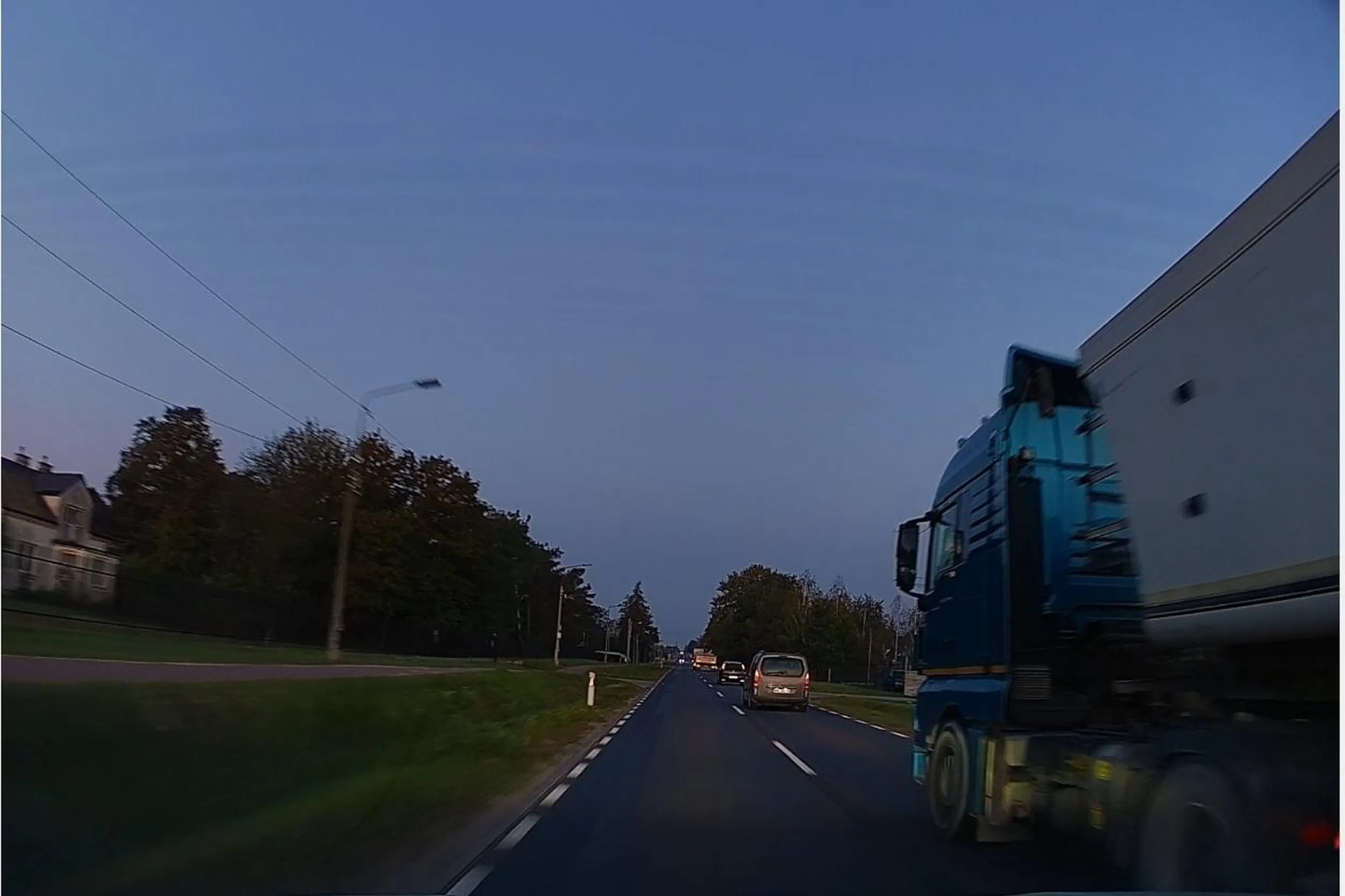 Uwaga na tego typa. Patelniarz nie używa kierunkowskazów, innych uczestników ma za nic. Trzyma się na żyletki na zderzaku, bo go wyprzedziłeś. Teren zabudowany, na liczniku 86km/h. O mało nie doprowadził do wypadku, nie hamując przed samochodem skręcającym w podporządkowaną. Uprawnienia do odebrania.