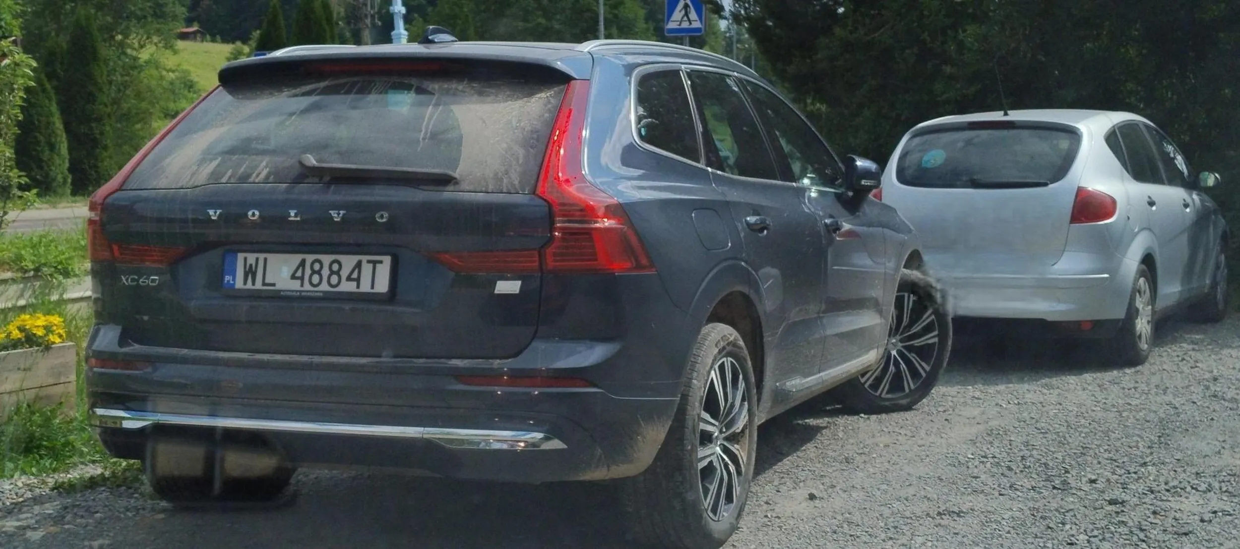 Cham z Warszawy kupił sobie suva i parkuje gdzie chce, zastawiając inne samochody