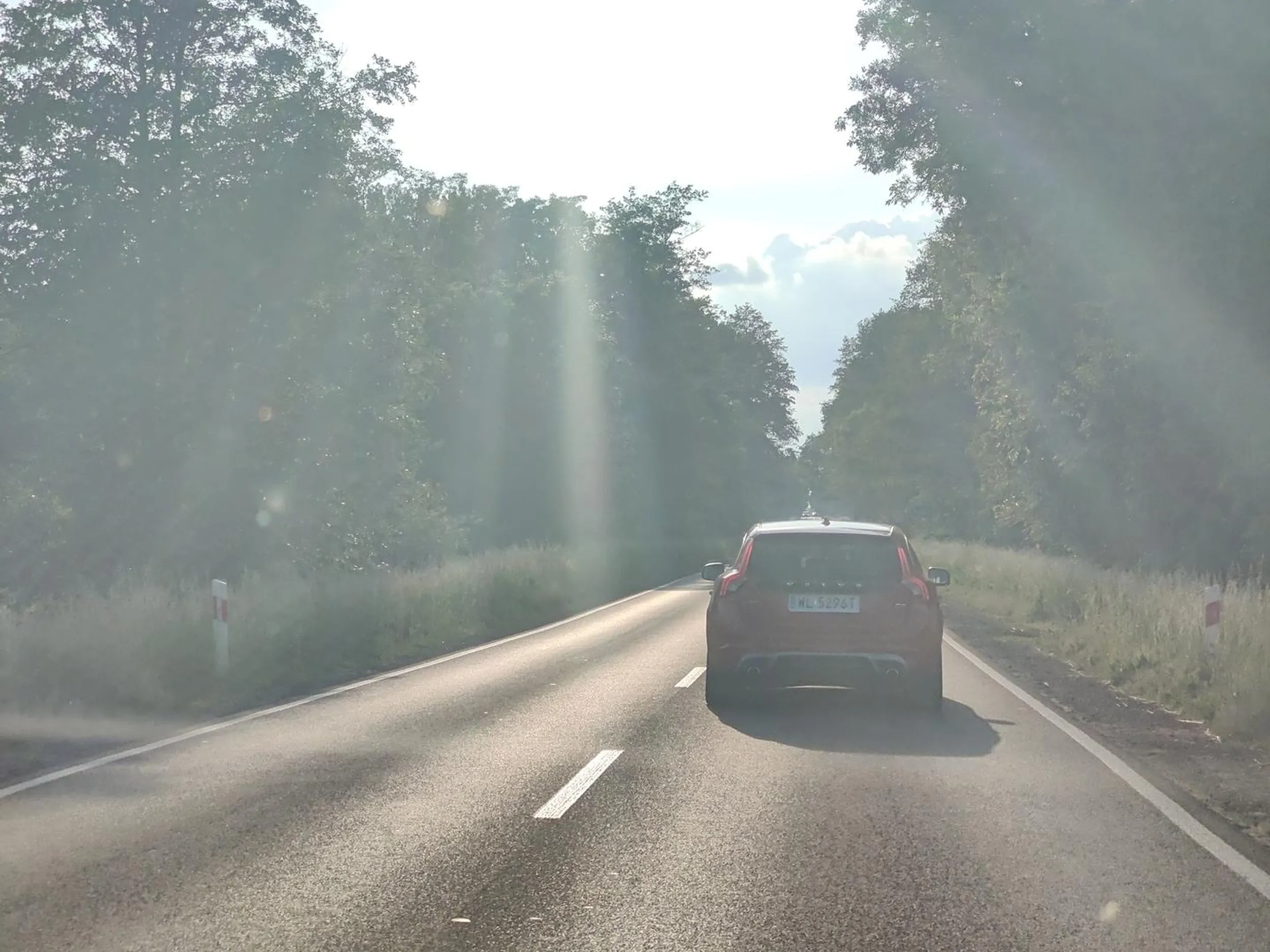 Czerwone Volvo,  tzw. szeryf drogowy i mściciel jechałem jako pasażer ze znajomym i trójka dzieci. Wyprzedził nas i zaczął hamować przed maską jak rozumiem w zemście za doznane, domniemane krzywdy. Żałosne.