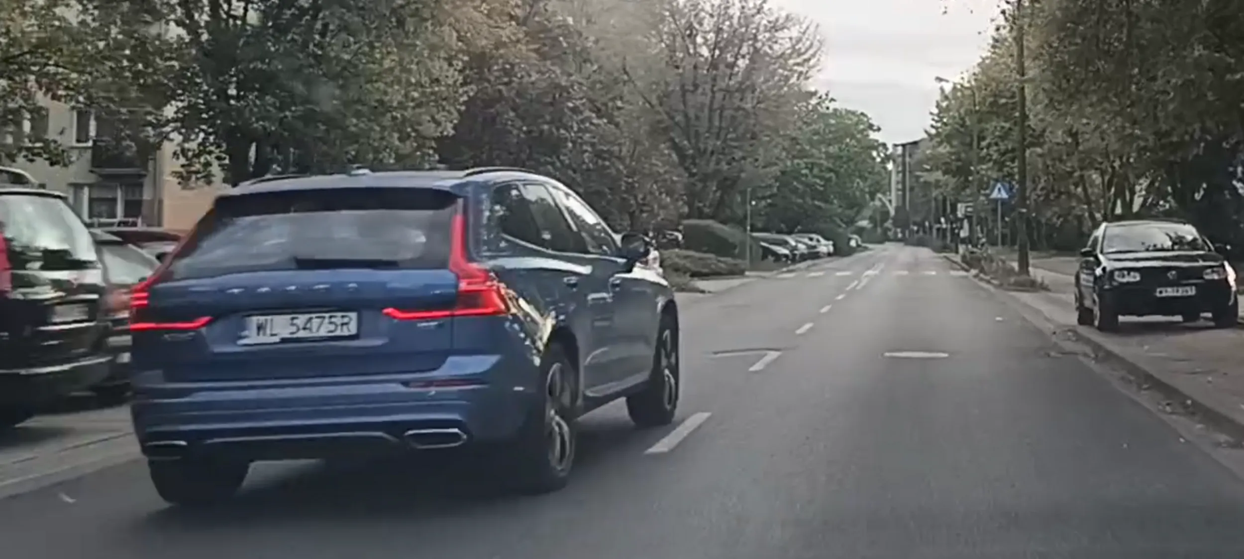 Bandyta drogowy leci jak wariat 100kmh przed przejściem dla pieszych i w miejscu ograniczenie prędkości do 50kmh