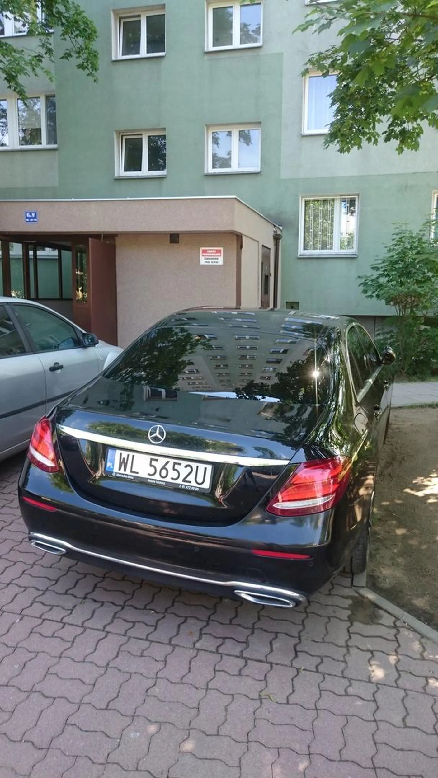 Utrudnianie przejścia i pracy wywożącym śmieci.