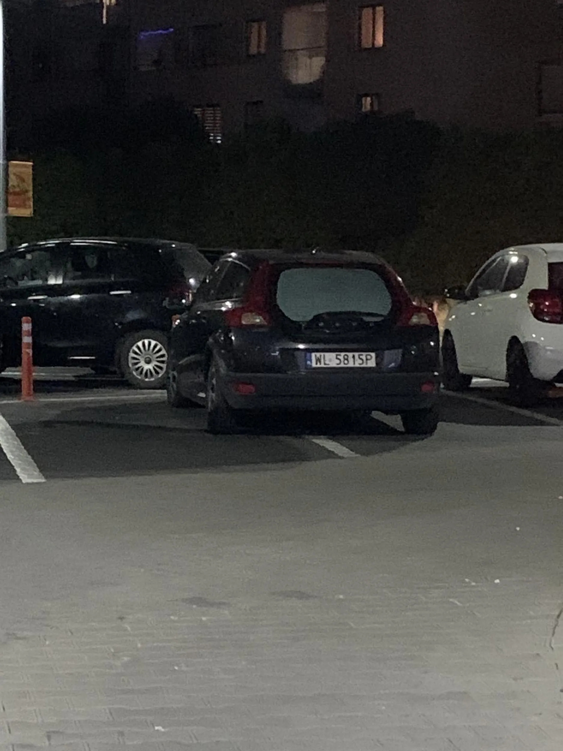 Pani stanęła na dwóch miejscach. Cały parking był zapełniony i ludzie po nim krążyli. Zapytałam panią czy mogłaby przestawić samochód, powiedziała cytuję „to nie jest mój problem”. ŻAŁOSNE!