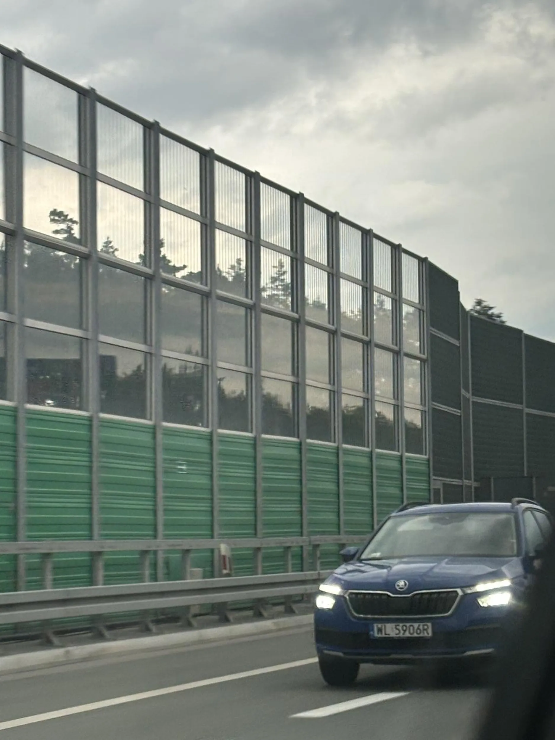 Na obwodnicy siedzi w telefonie w trakcie jazdy i stwarza zagrożenie .