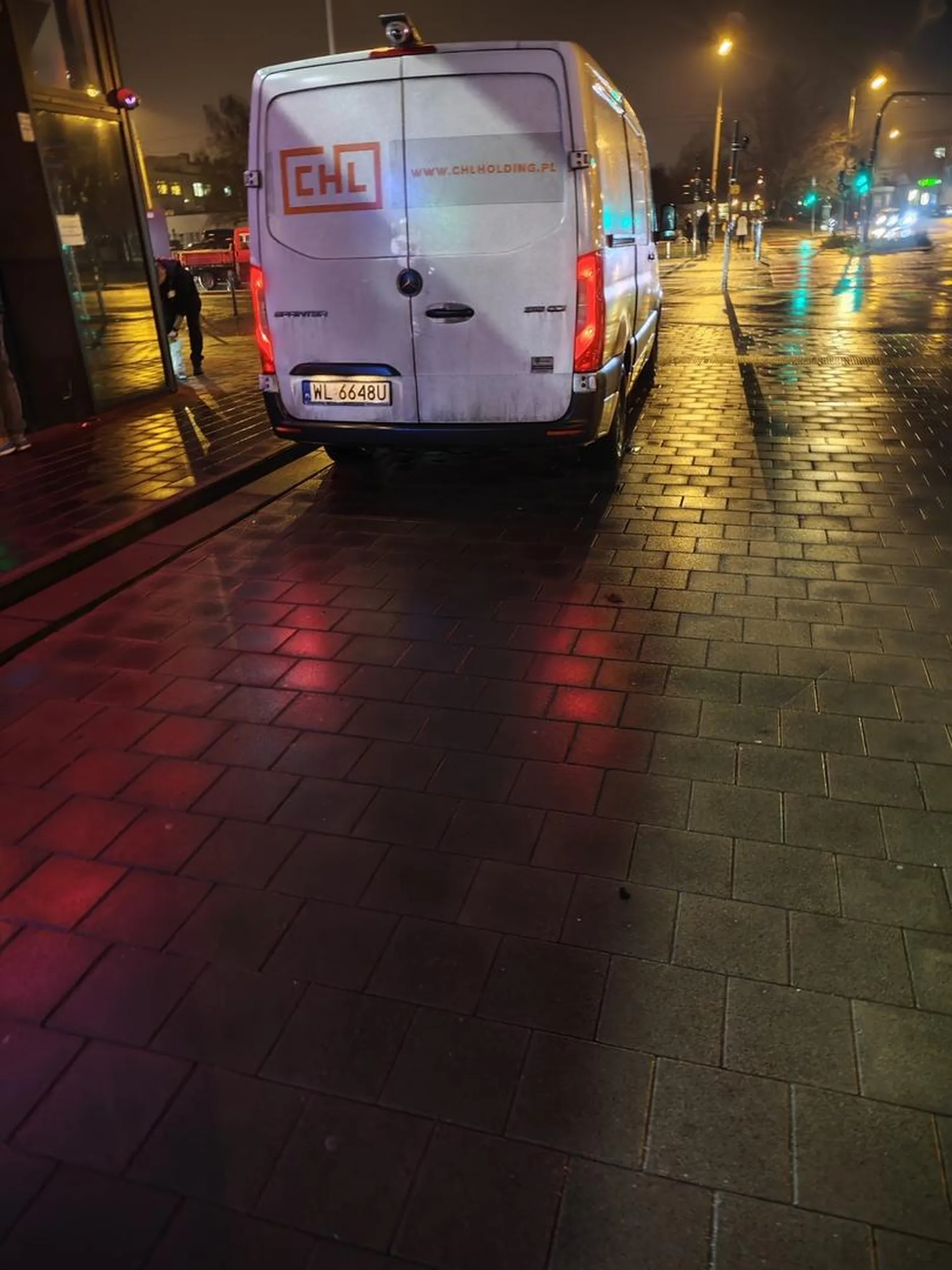 Uwielbiam jak pracownicy CHL chlholding.pl obsługują bankomaty na ulicy Paderewskiego w Łodzi. Mimo iż na miejscu 30+ miejsc parkingowych, pusty postój taxówek, lub po prostu można stanąć na 5minut oni muszą podjechać po chodniku ,przejściu dla pieszych pod sam bankomat.