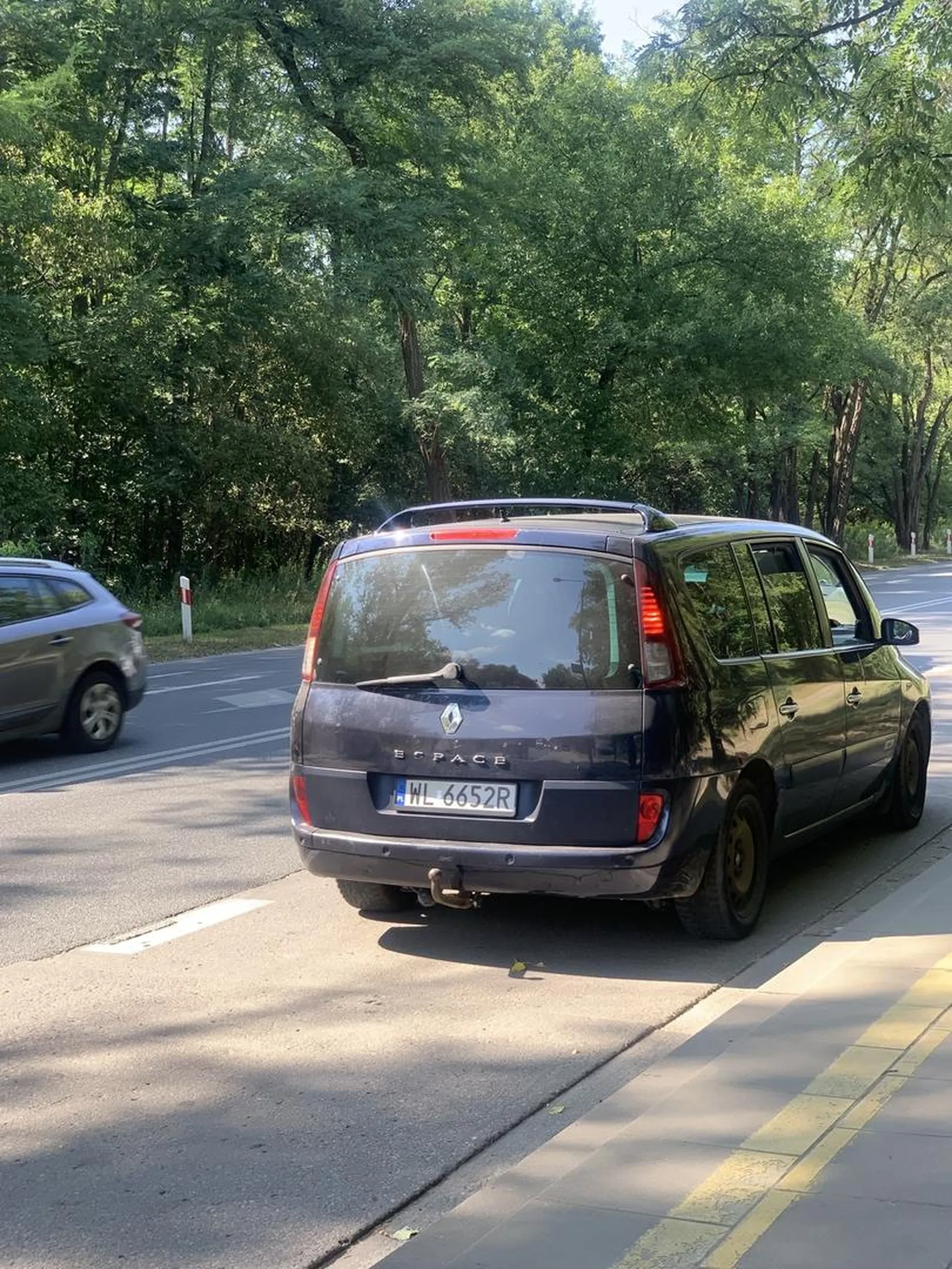Oblech w tshircie supermana stał na przystanku autobusowym i walił konia gapiąc się na młode dziewczyny