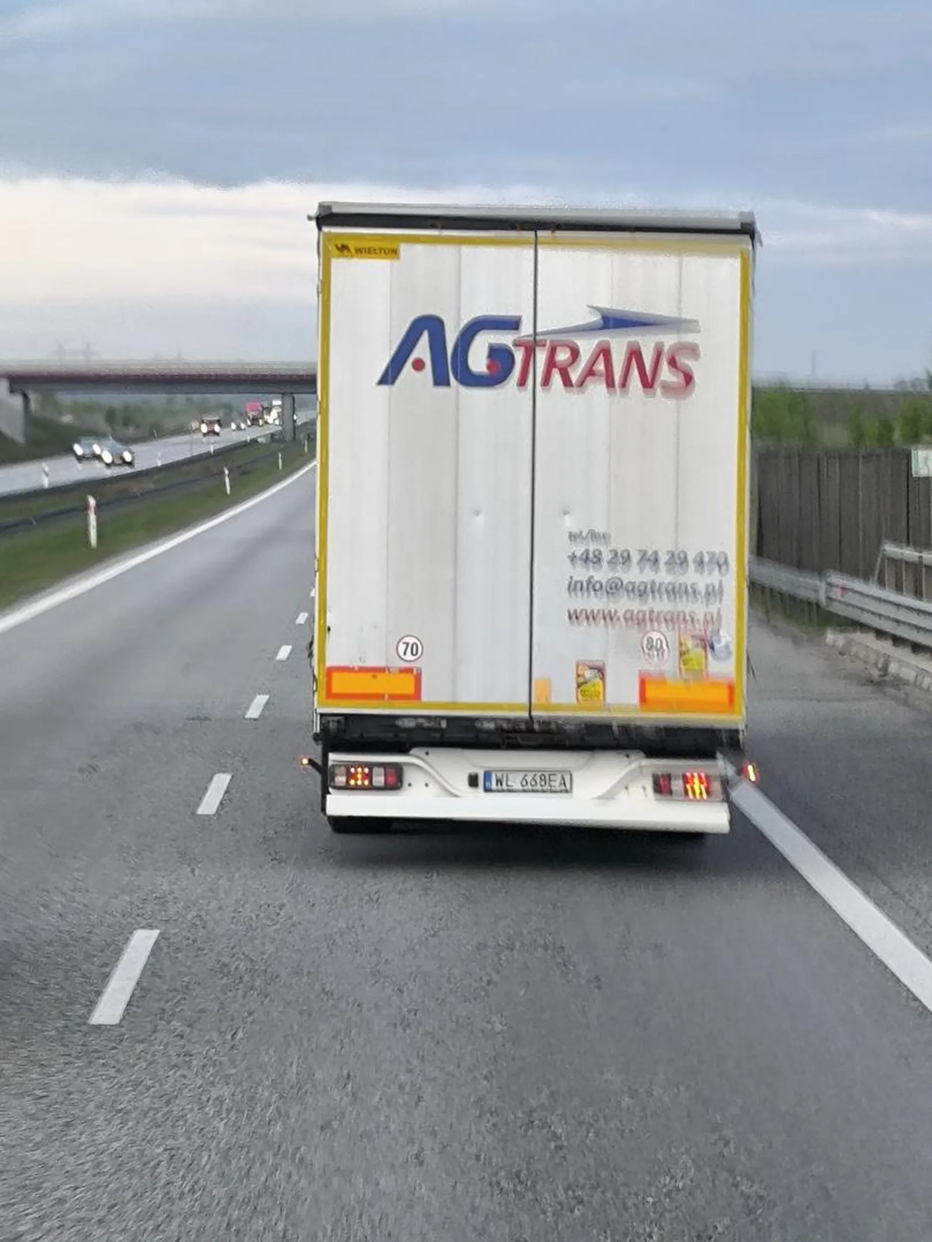 Kierowca z małym przyrodzeniem blokuje drogę jedzie 80/85 nie umie utrzymać stałej prędkości po czym przy wyprzedzaniu nagle się okazuje że potrafi jechać 90 nie dając się kompletnie wyprzedzic