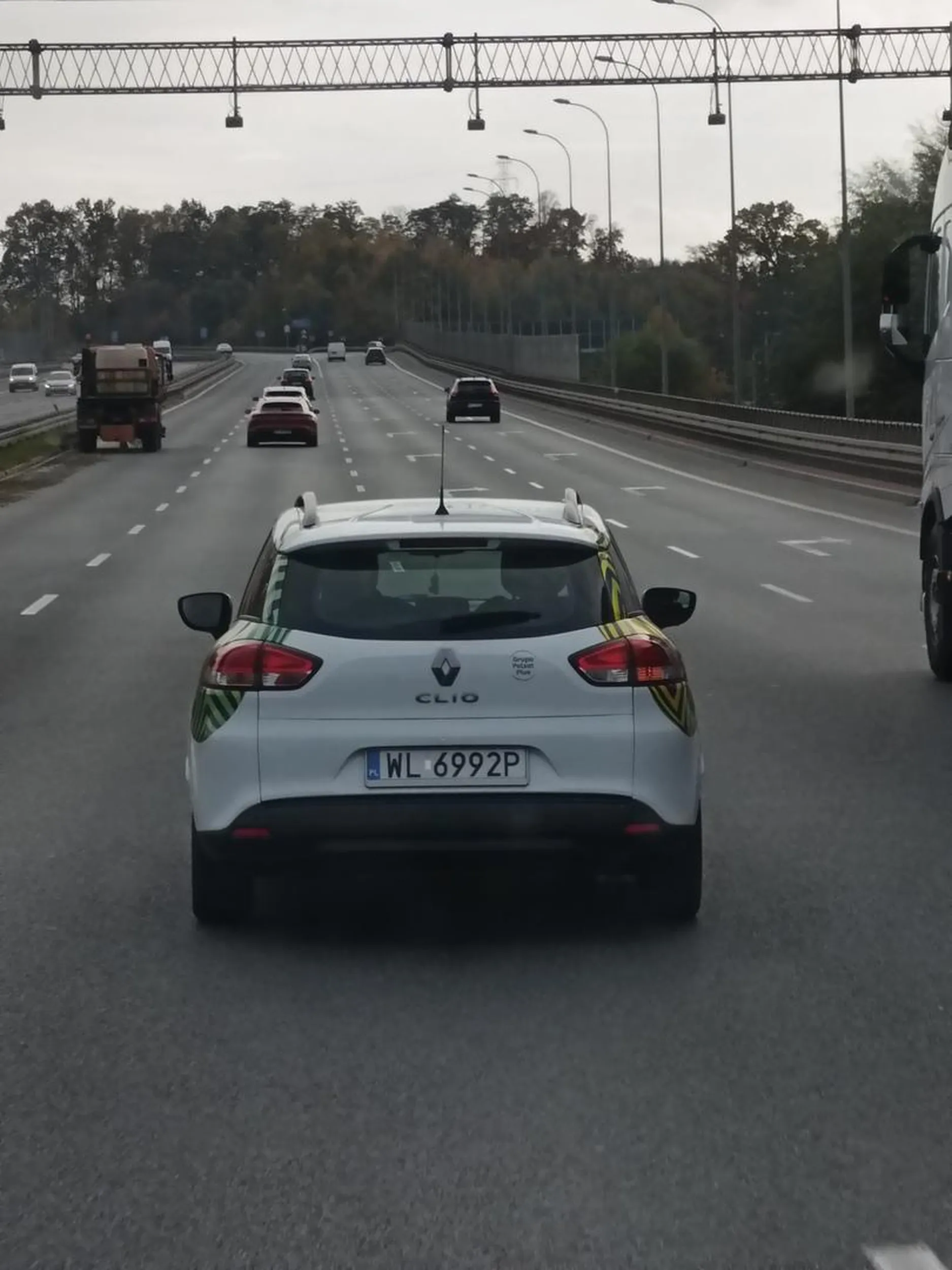 Jedzie wolno, gdy chciałem go wyprzedzić lewym pasem to zaczął przyspieszać, a po zwolnieniu i wjechaniu na pas prawy kierowca tego samochodu przyhamował