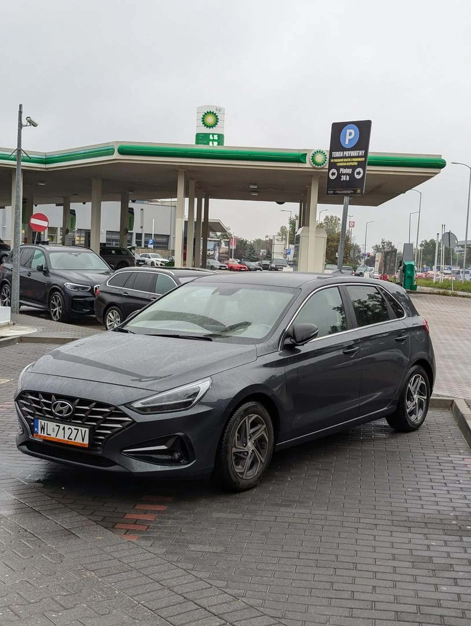 Gratulacje, piękny popis parkowania w wykonaniu młodej damy