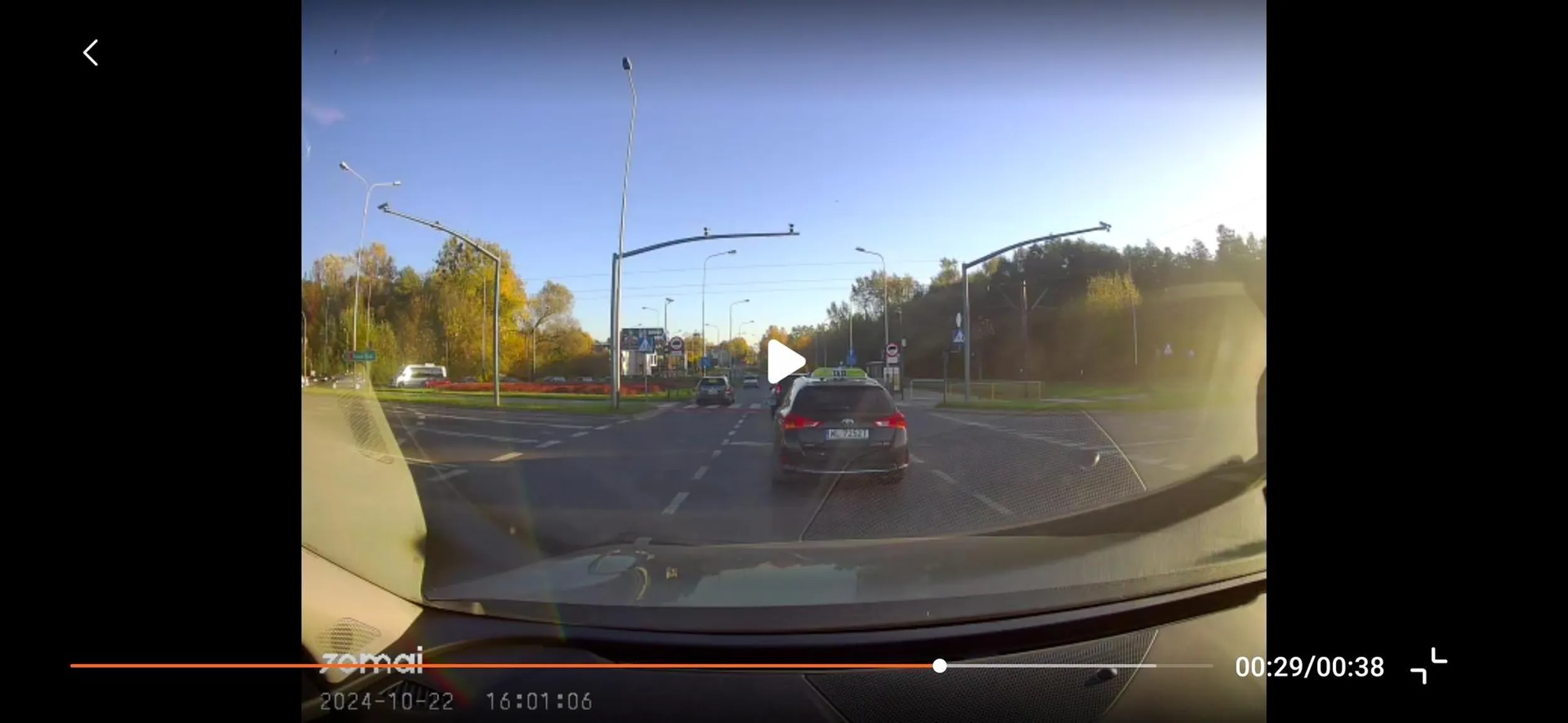 Wymuszanie pierwszeństwa i spychanie z pasa na skrzyżowanie to nic dla tej złotówy. Jego przepisy najwyraźniej nie dotyczą.