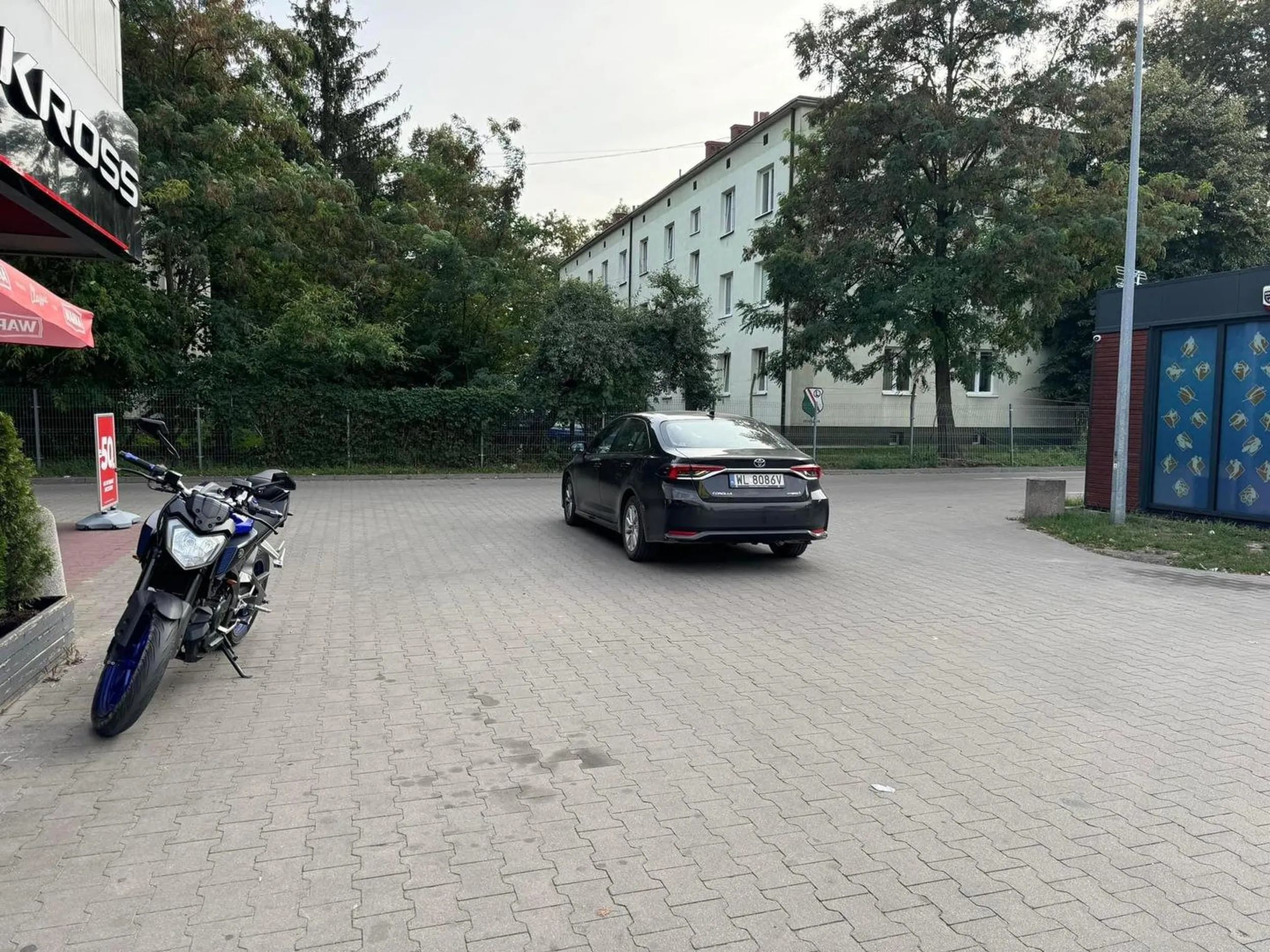 Ameba umysłowa parkująca na środku drogi