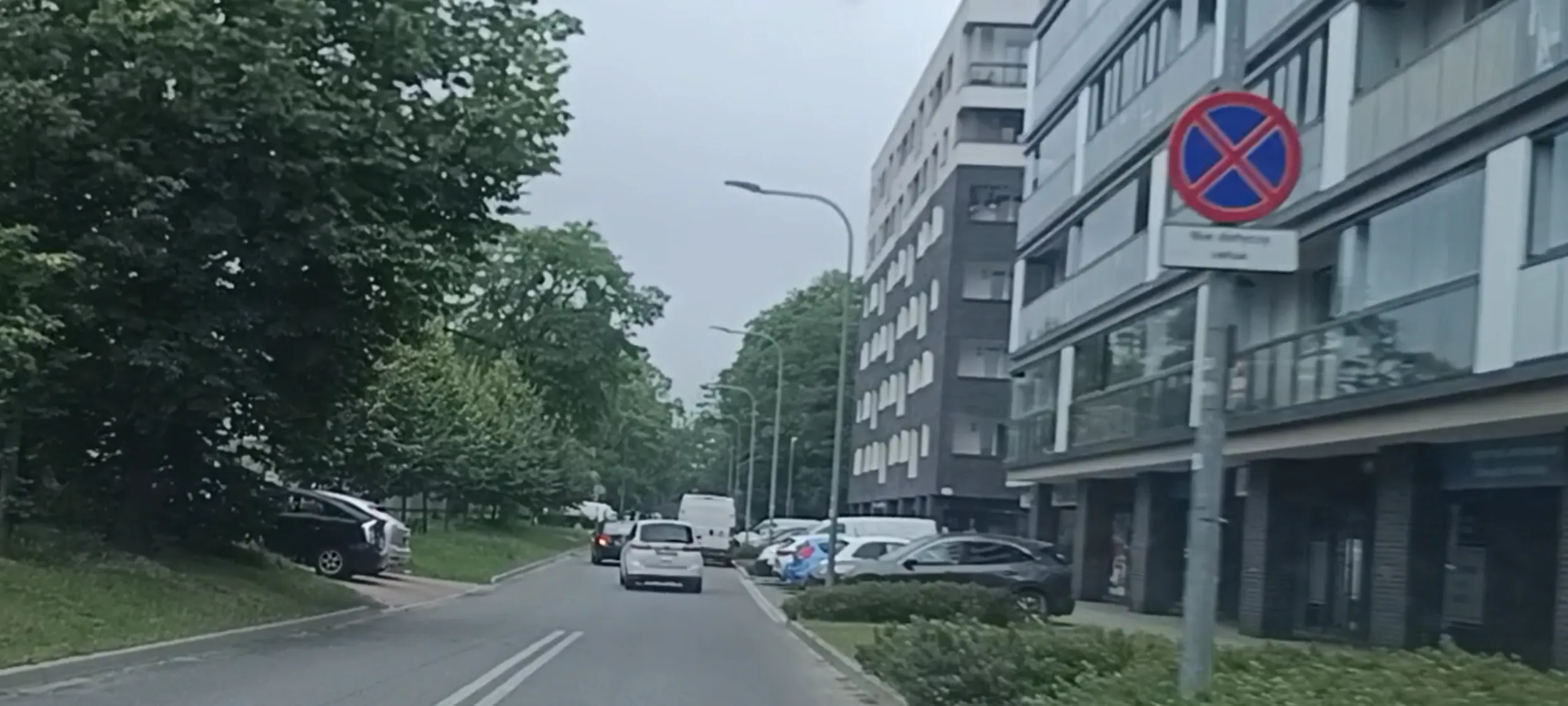 Durak stoi złomem na ulicy gdzie jest zakaz zatrzymywania i postoju B-36