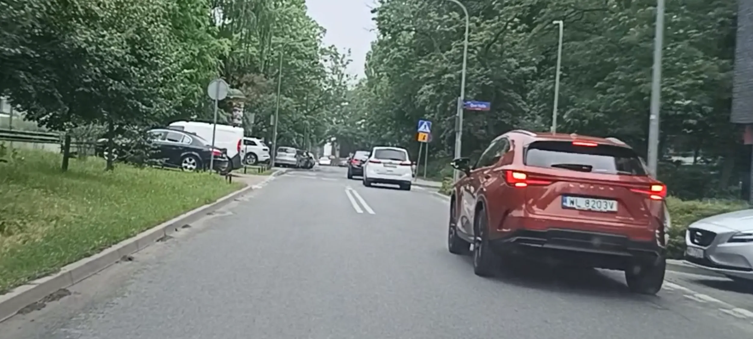 Durak stoi złomem na ulicy gdzie jest zakaz zatrzymywania i postoju B-36