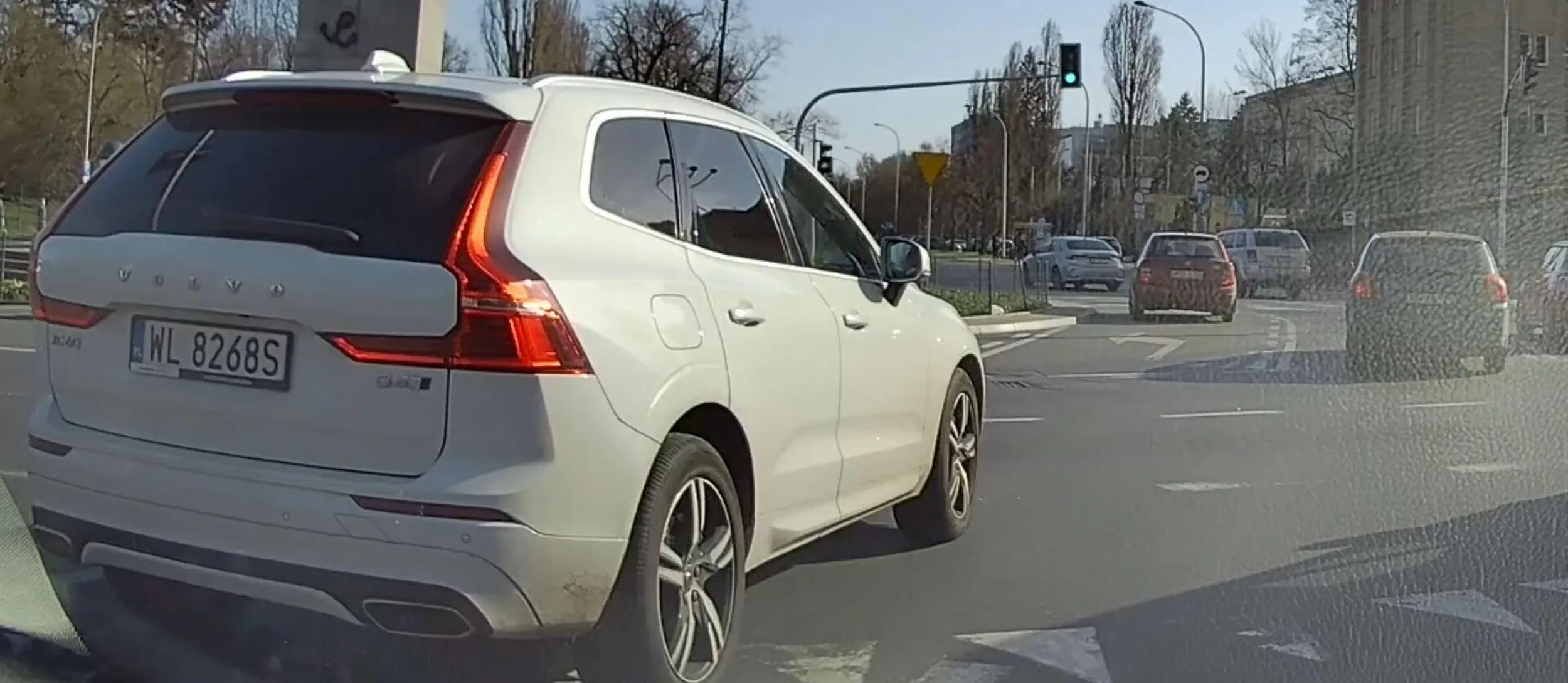 Dwa pasy do skrętu w lewo, Pani z lewego paska wskakuje na prawy (mając włączony lewy kierunkowskaz) tuż przed moją maską. Gdybym jechał na równi z nią to by było kosztowne spotkanie.